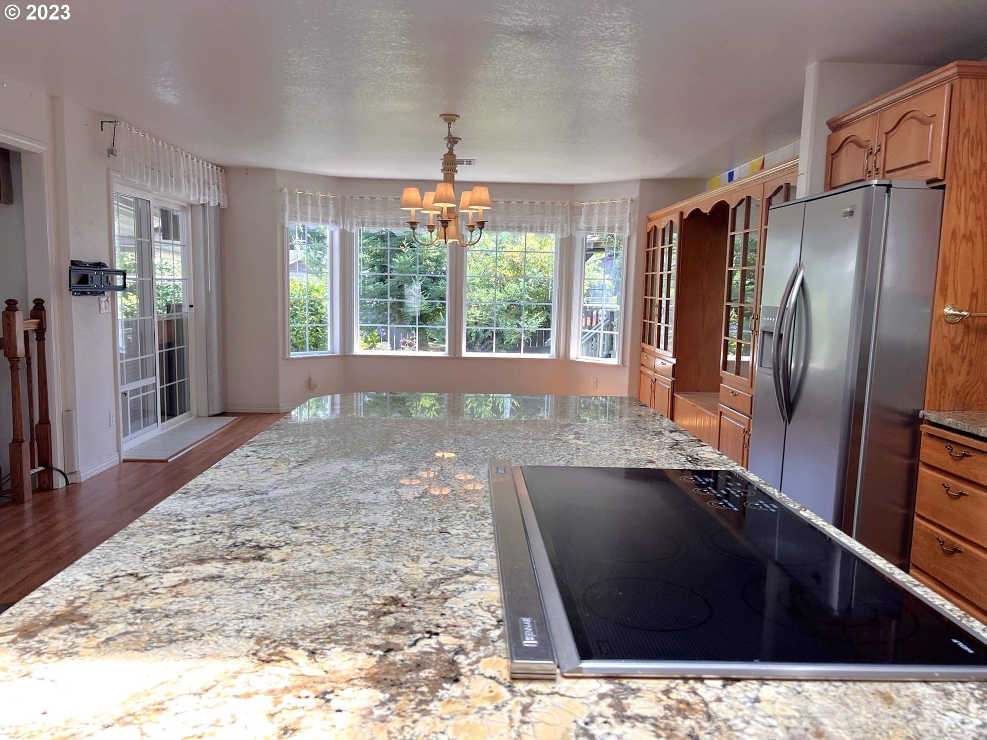 913 HELEN LN