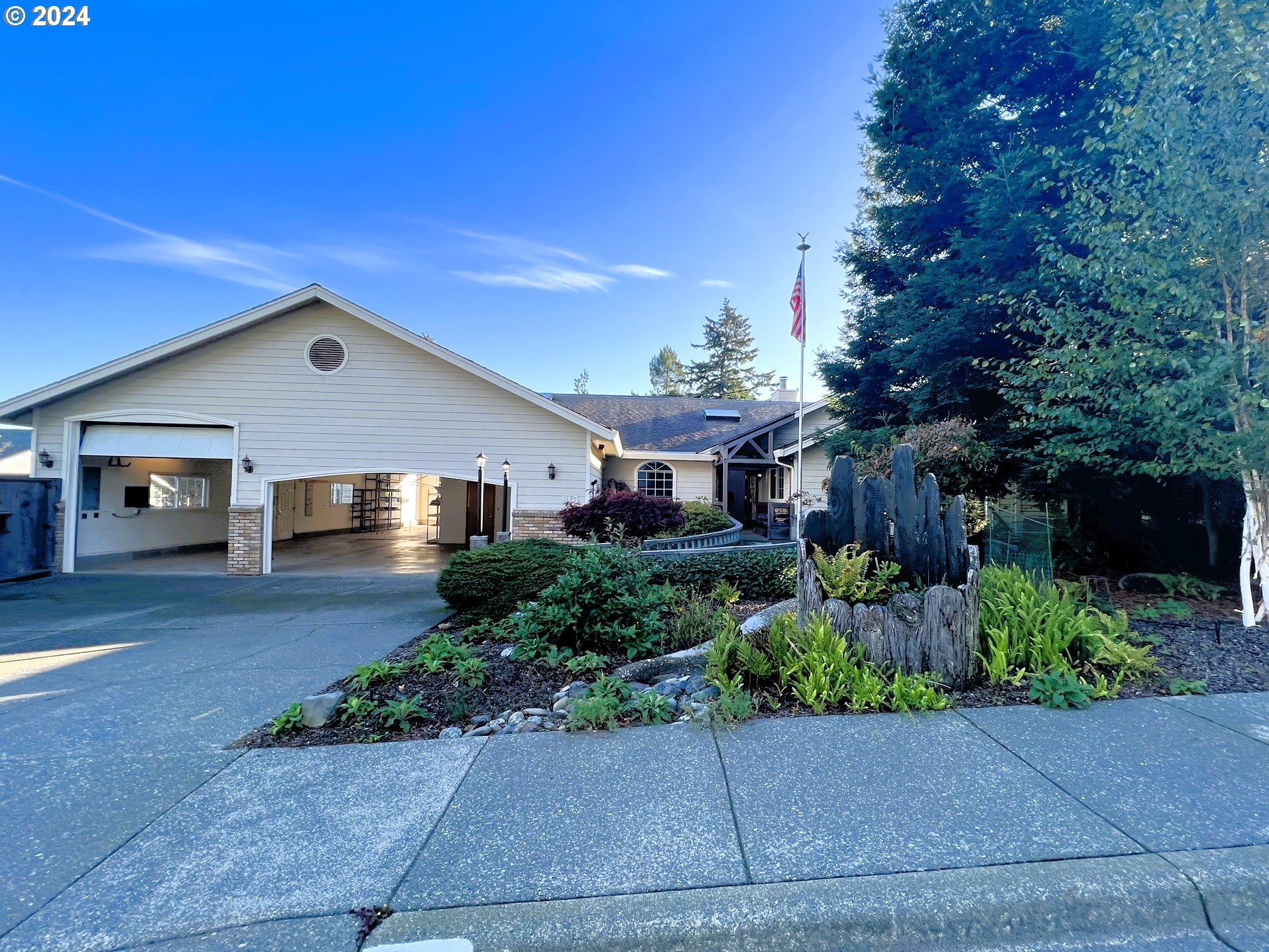 913 HELEN LN