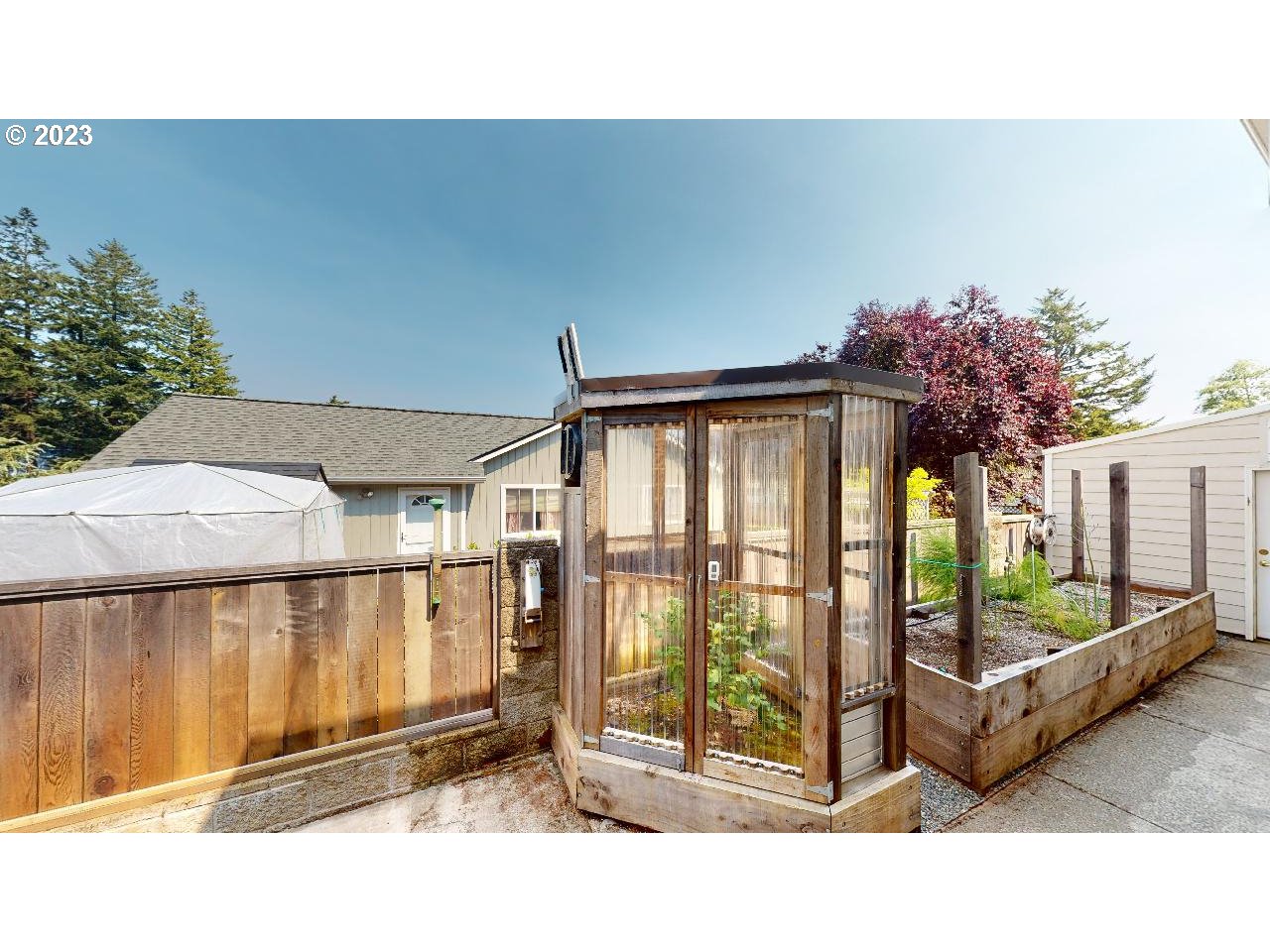 913 HELEN LN