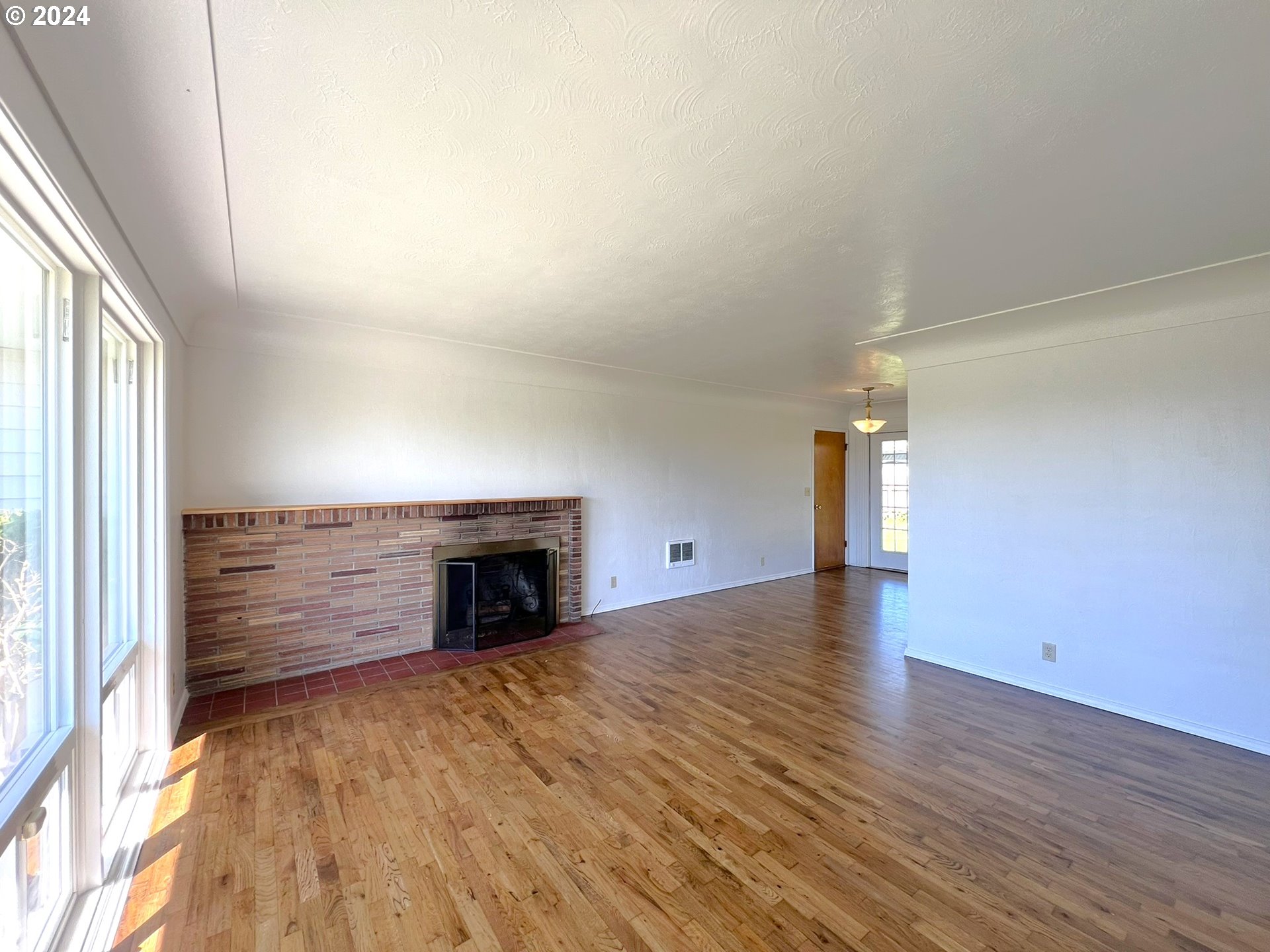 1226 IRIS ST