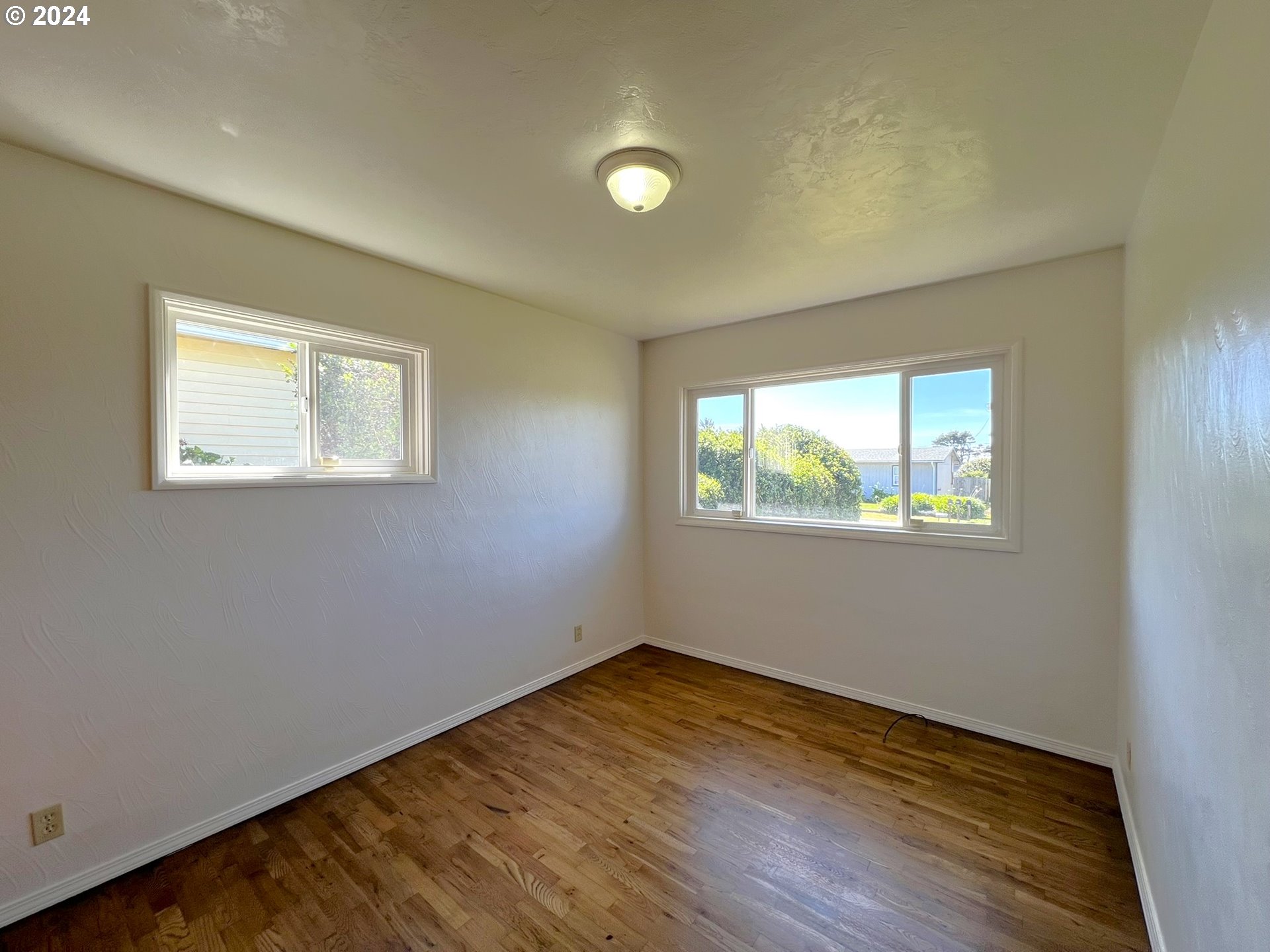 1226 IRIS ST
