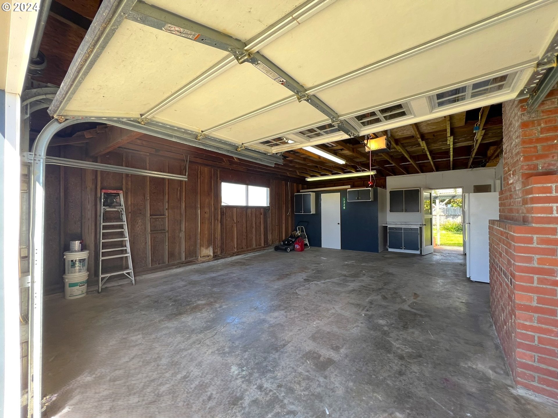 1226 IRIS ST