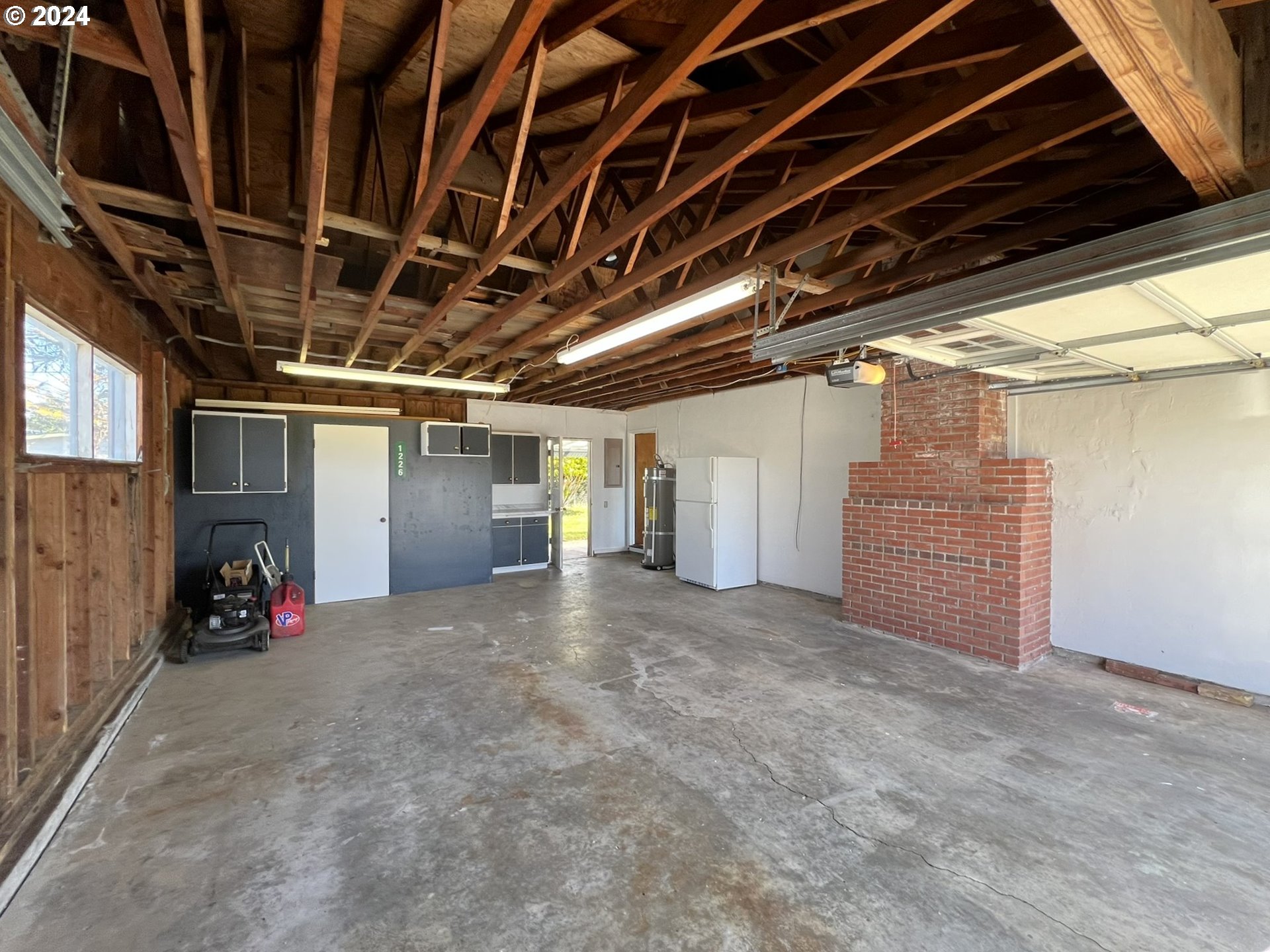 1226 IRIS ST
