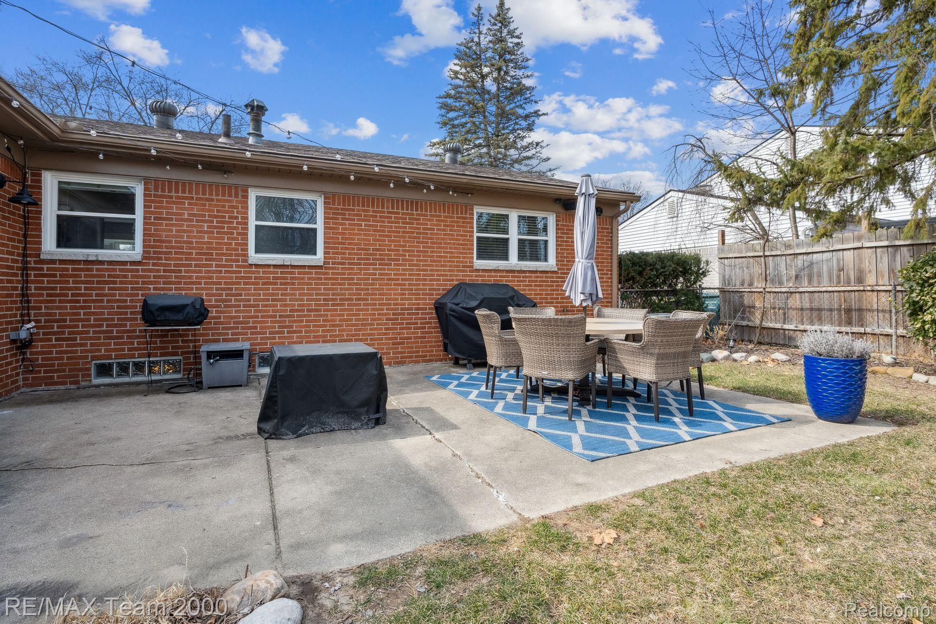 11232 RUSSELL Avenue