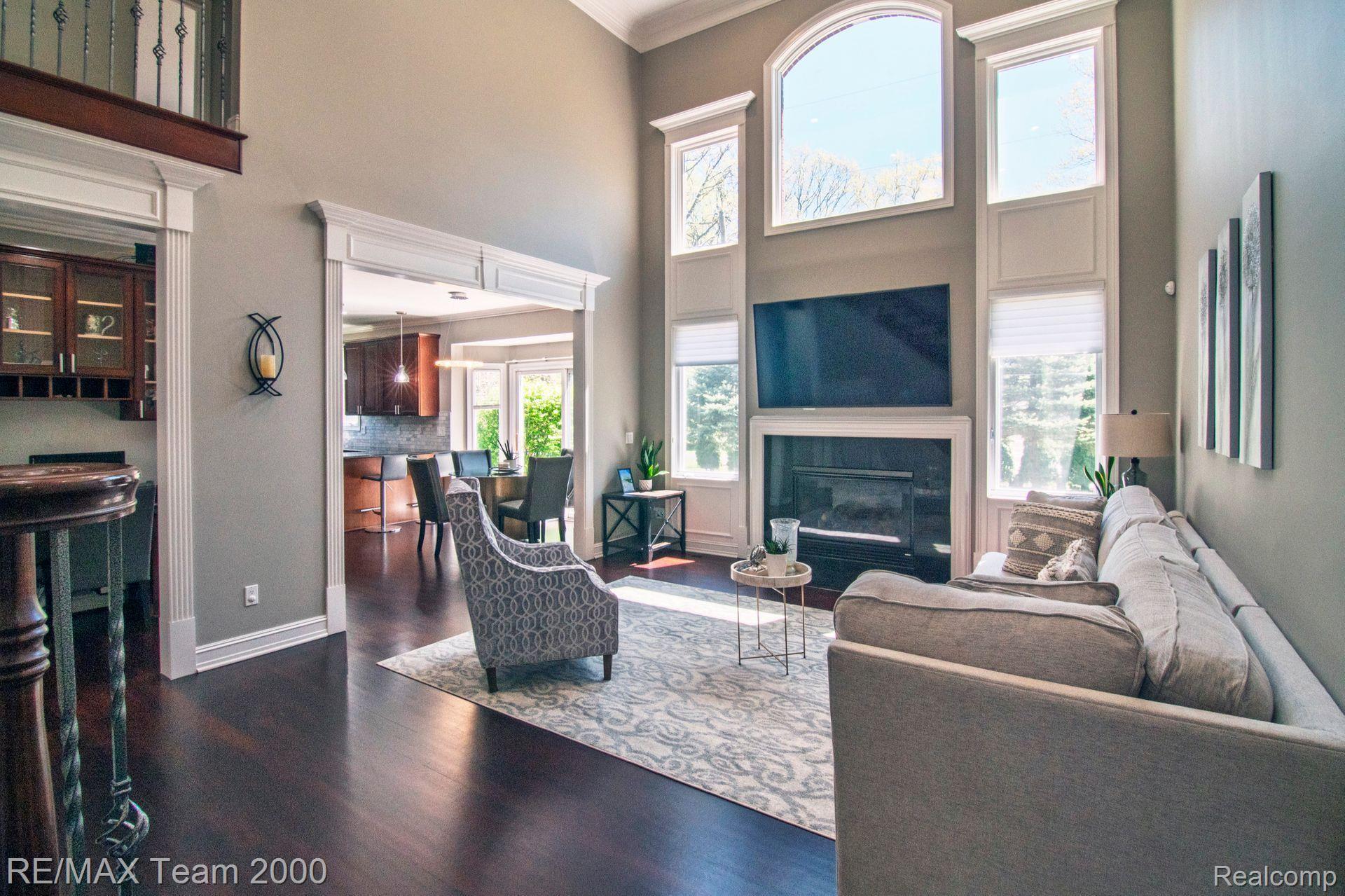 194 W REED LAKE