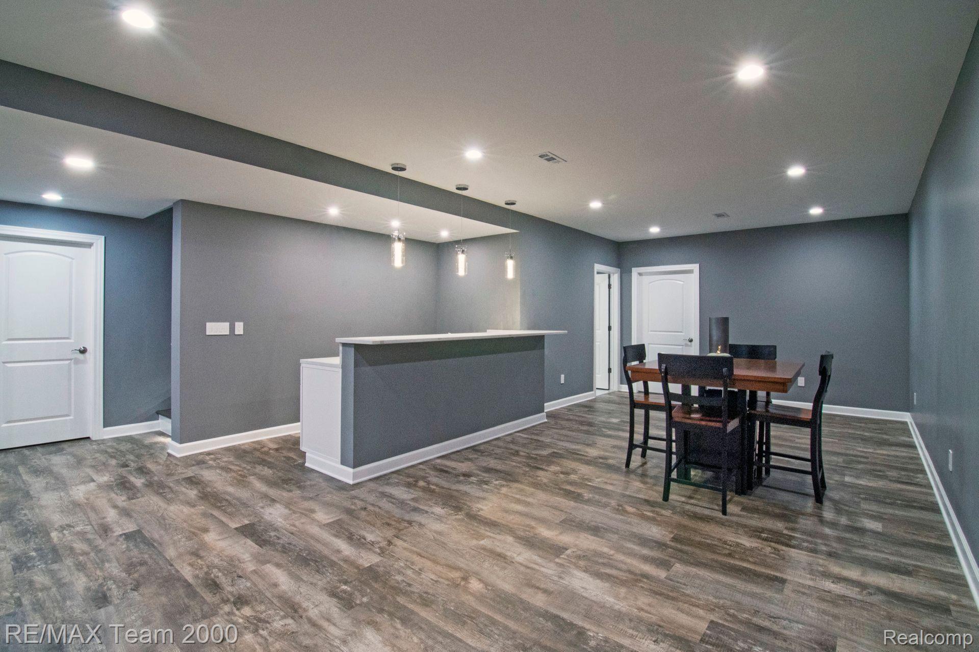 194 W REED LAKE