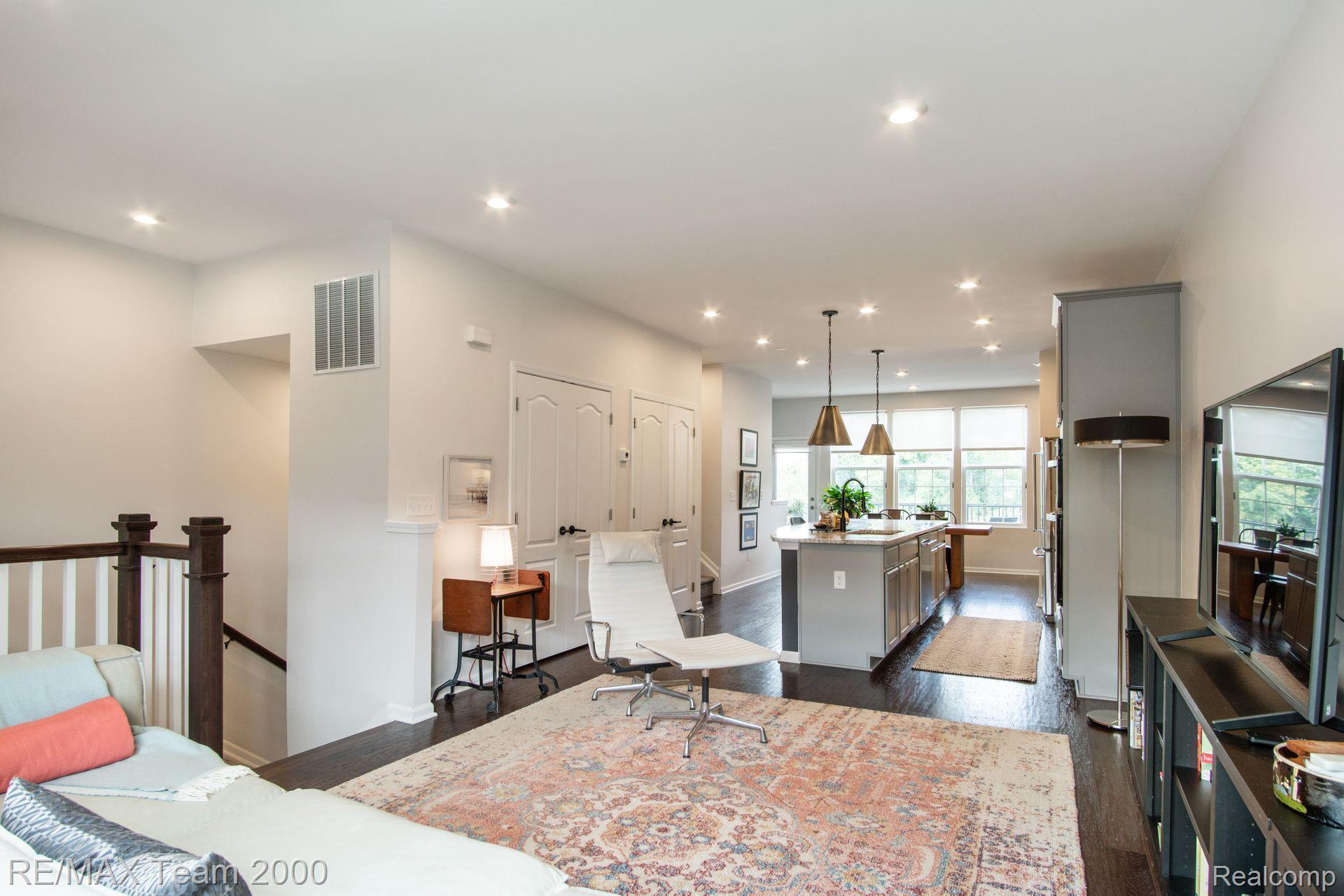 232 N SYDNEY Court