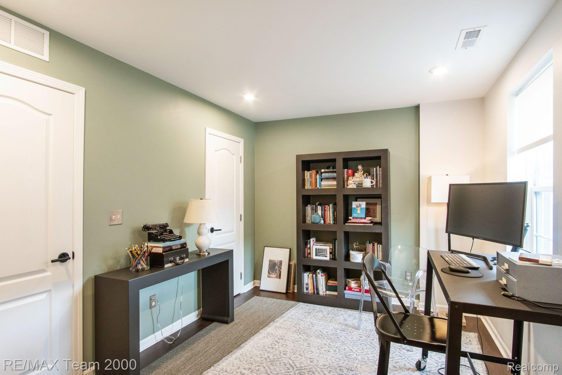 232 N SYDNEY Court
