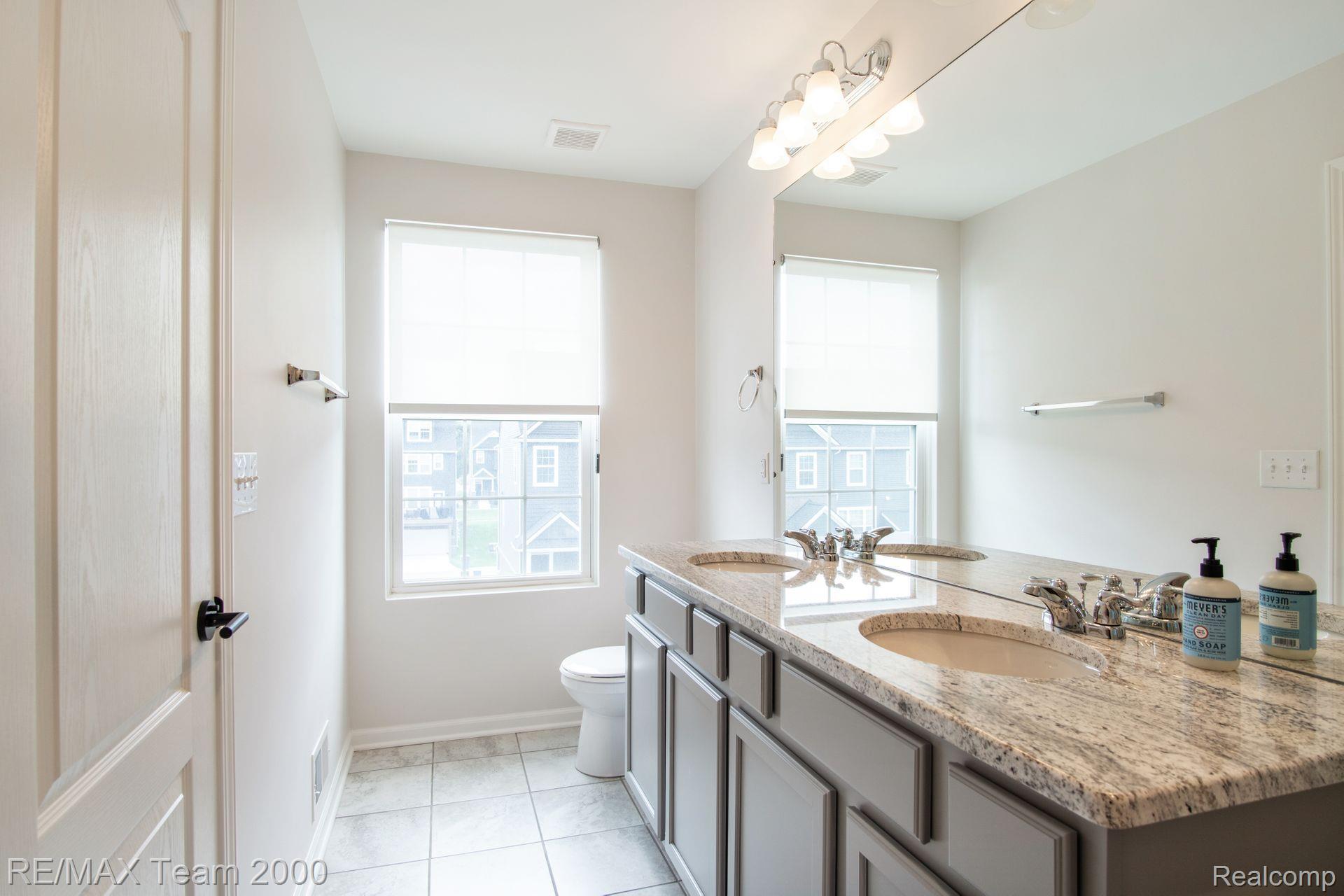 232 N SYDNEY Court