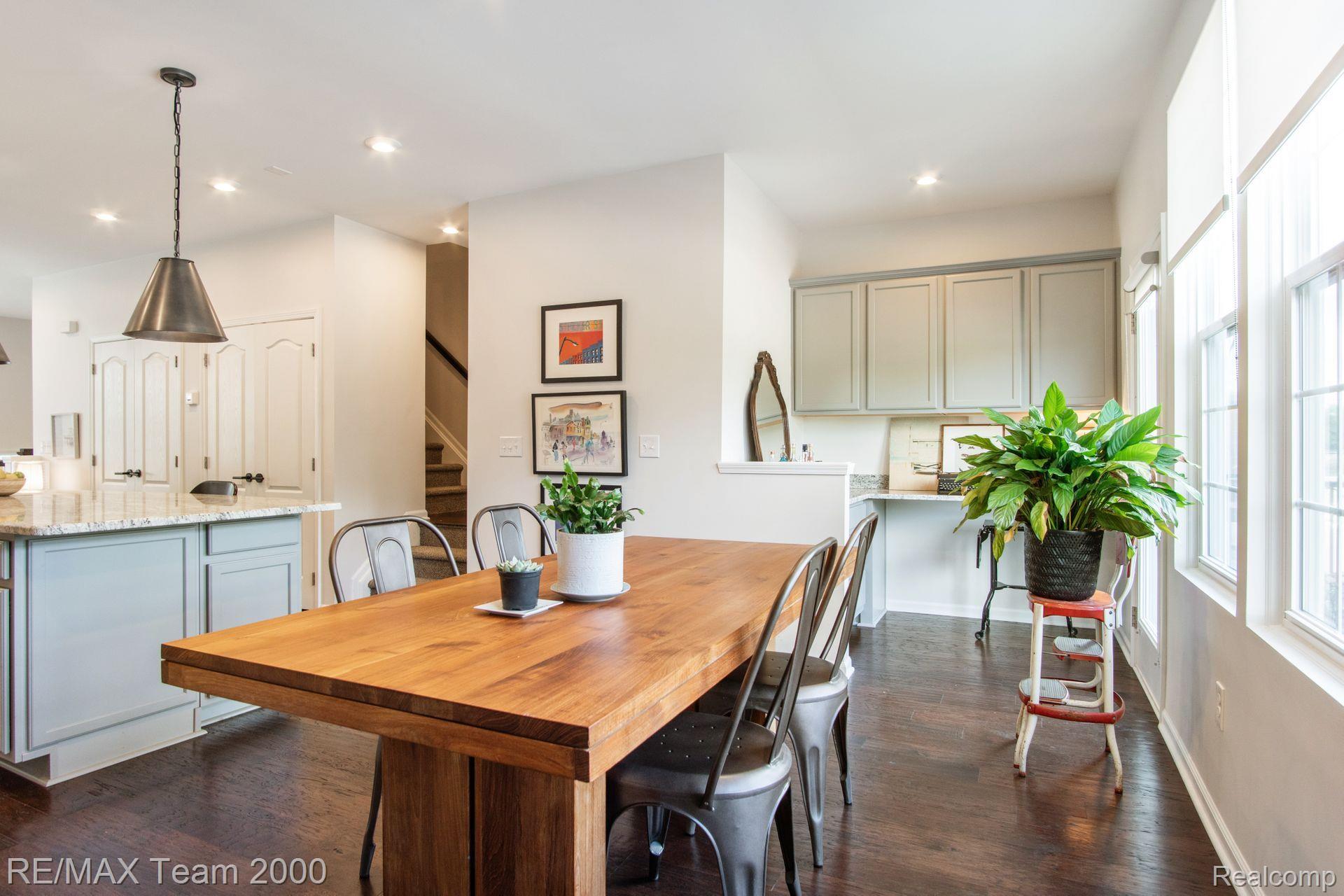 232 N SYDNEY Court