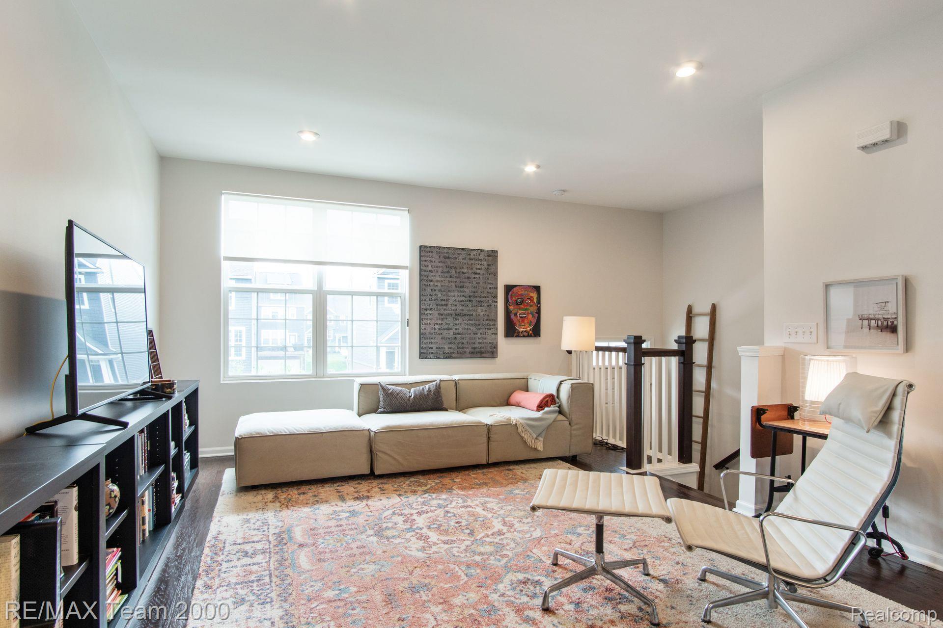 232 N SYDNEY Court