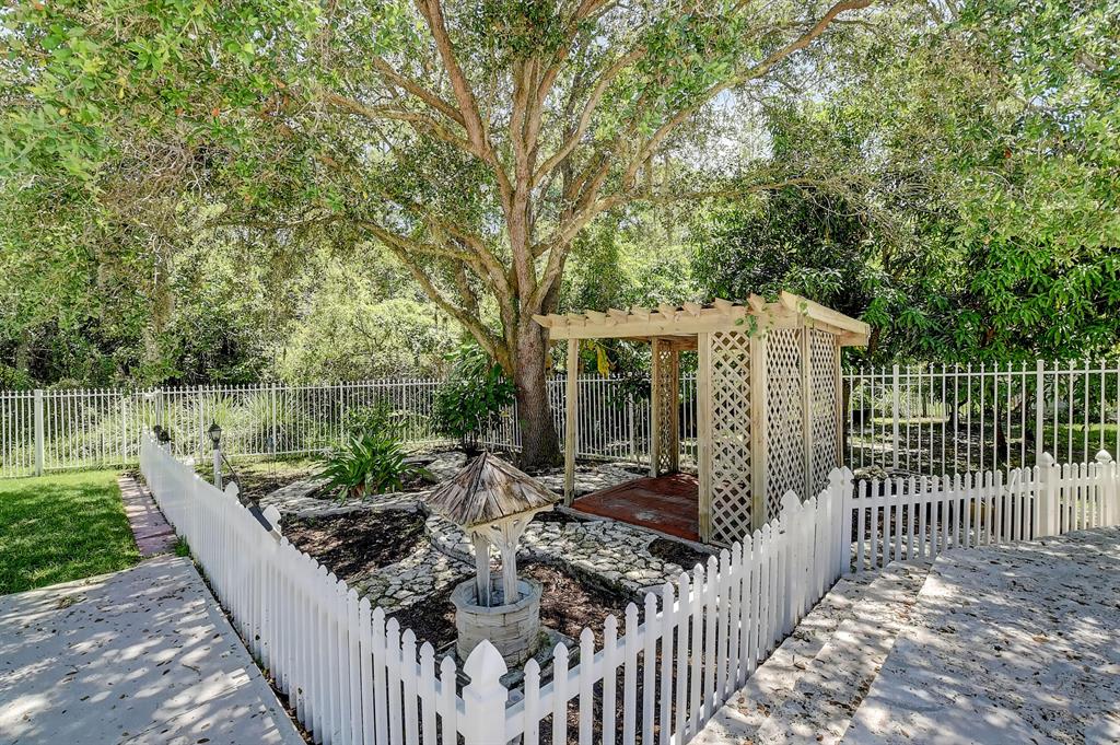 7552 Ridgefield Lane