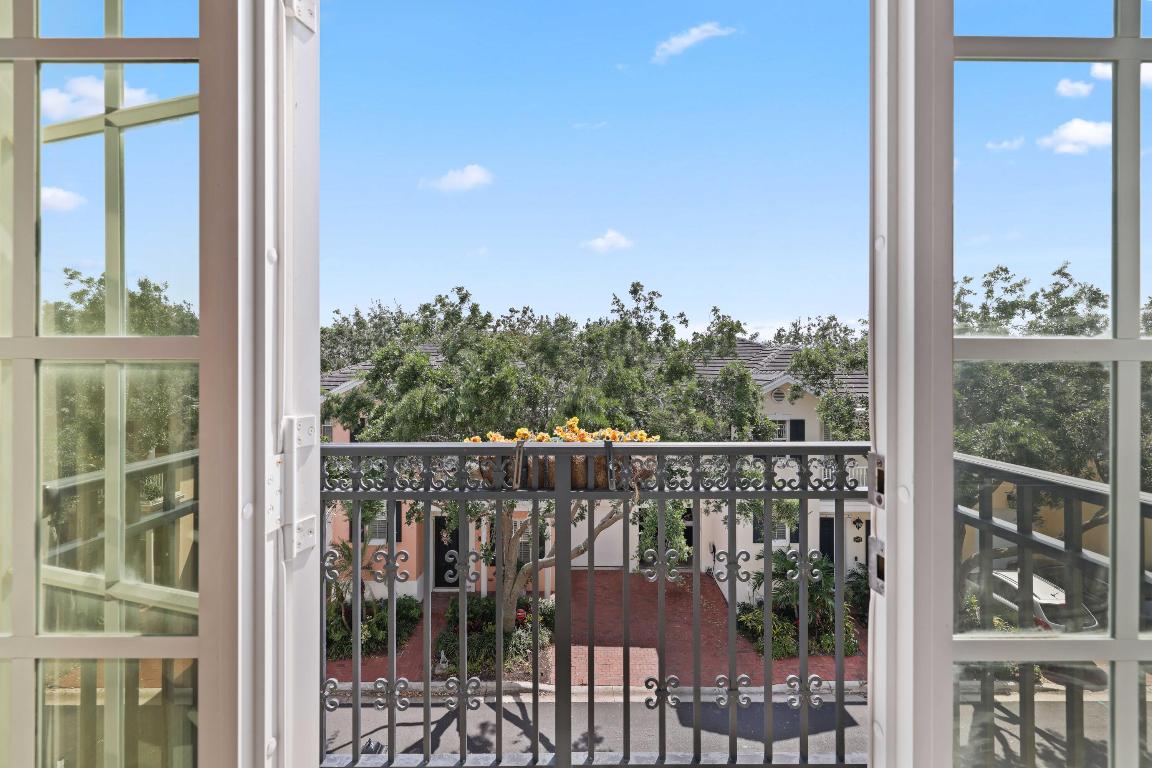 1050 E Heritage Club Circle