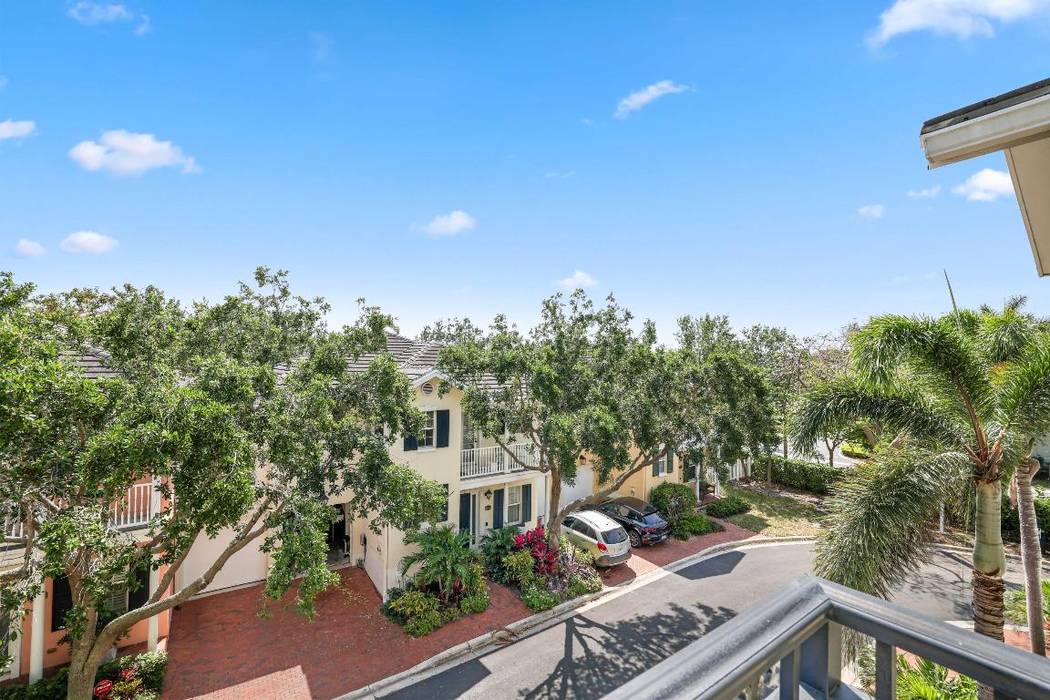 1050 E Heritage Club Circle