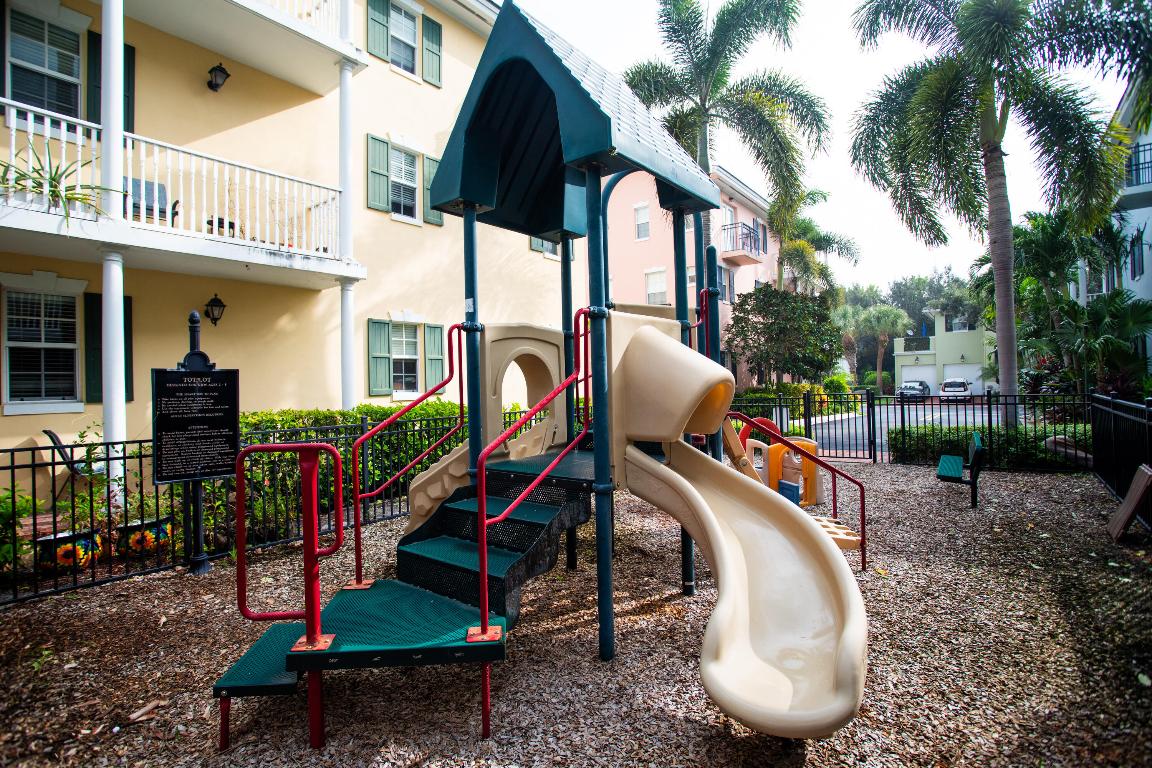 1005 W Heritage Club Circle