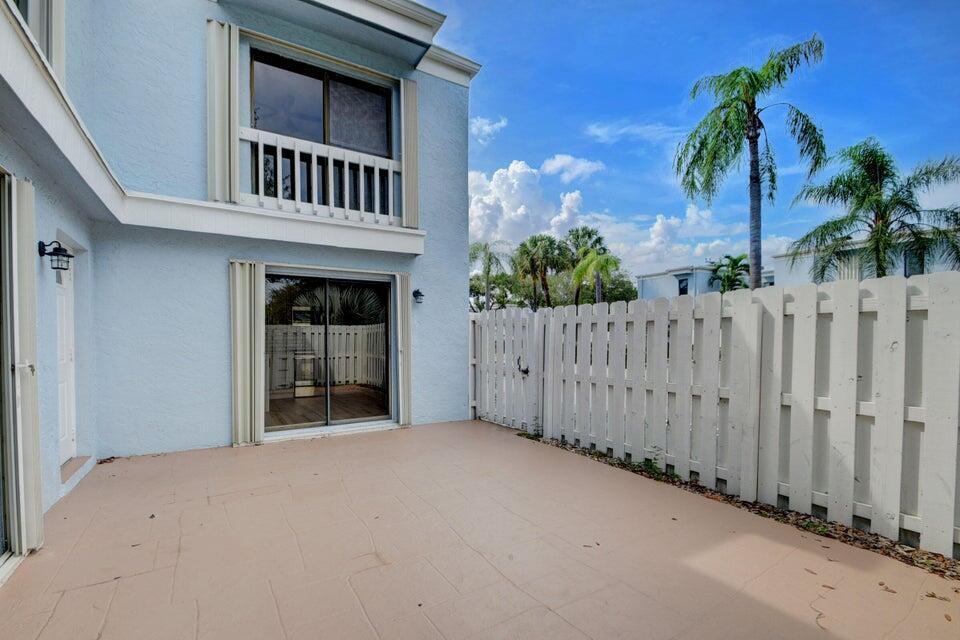 1010 NE 8th Avenue B 10