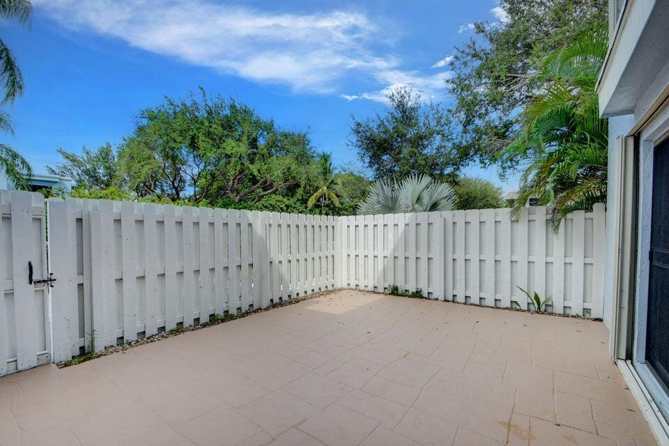 1010 NE 8th Avenue B 10