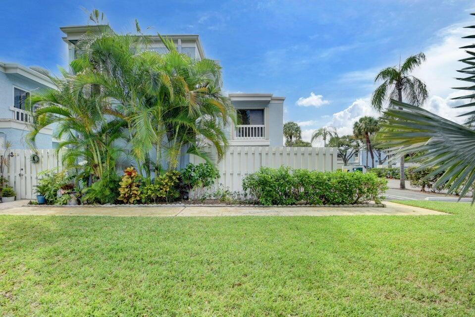 1010 NE 8th Avenue B 10