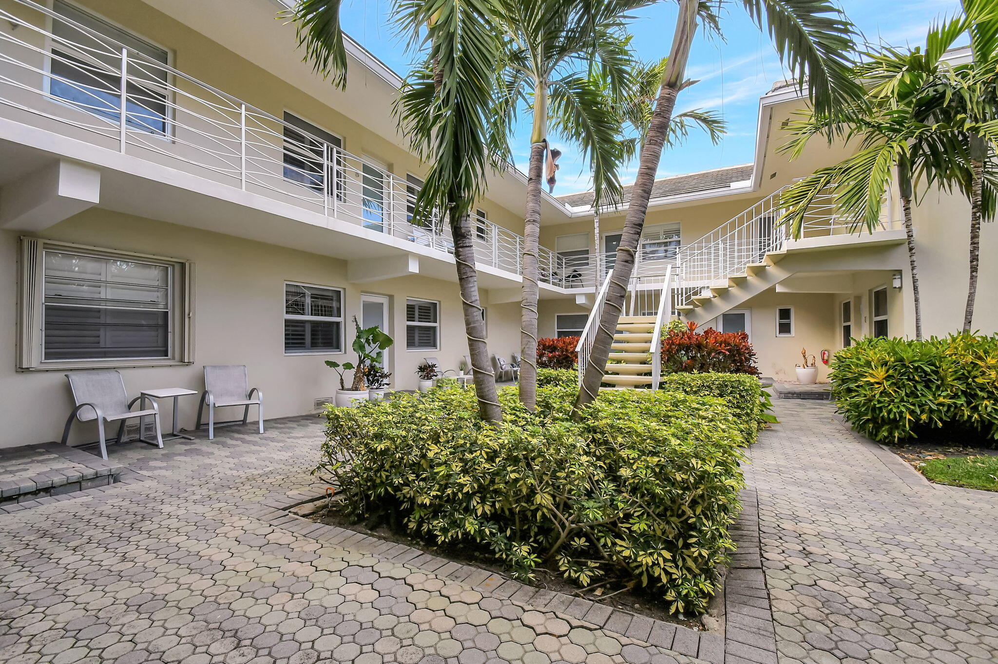 100 Venetian Drive 3