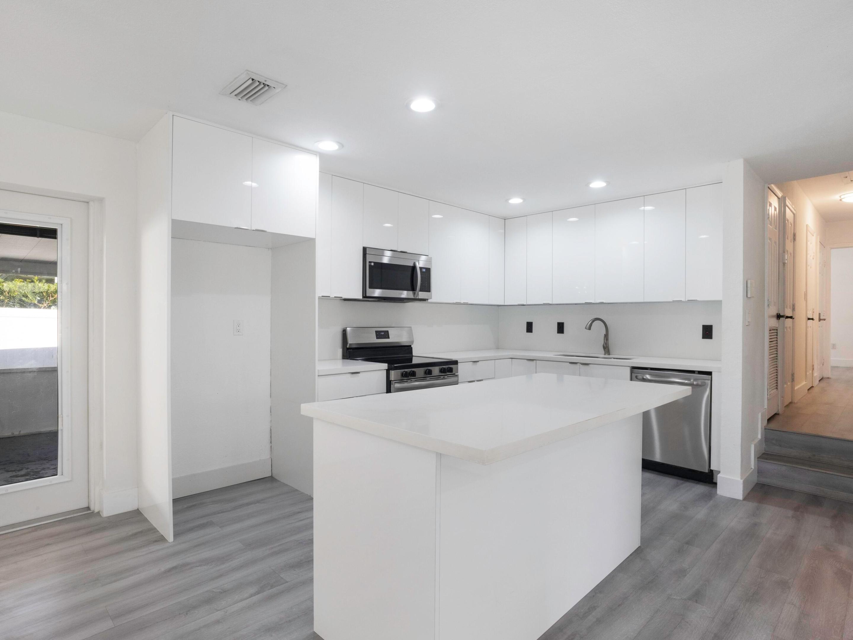 231 N Seacrest Circle