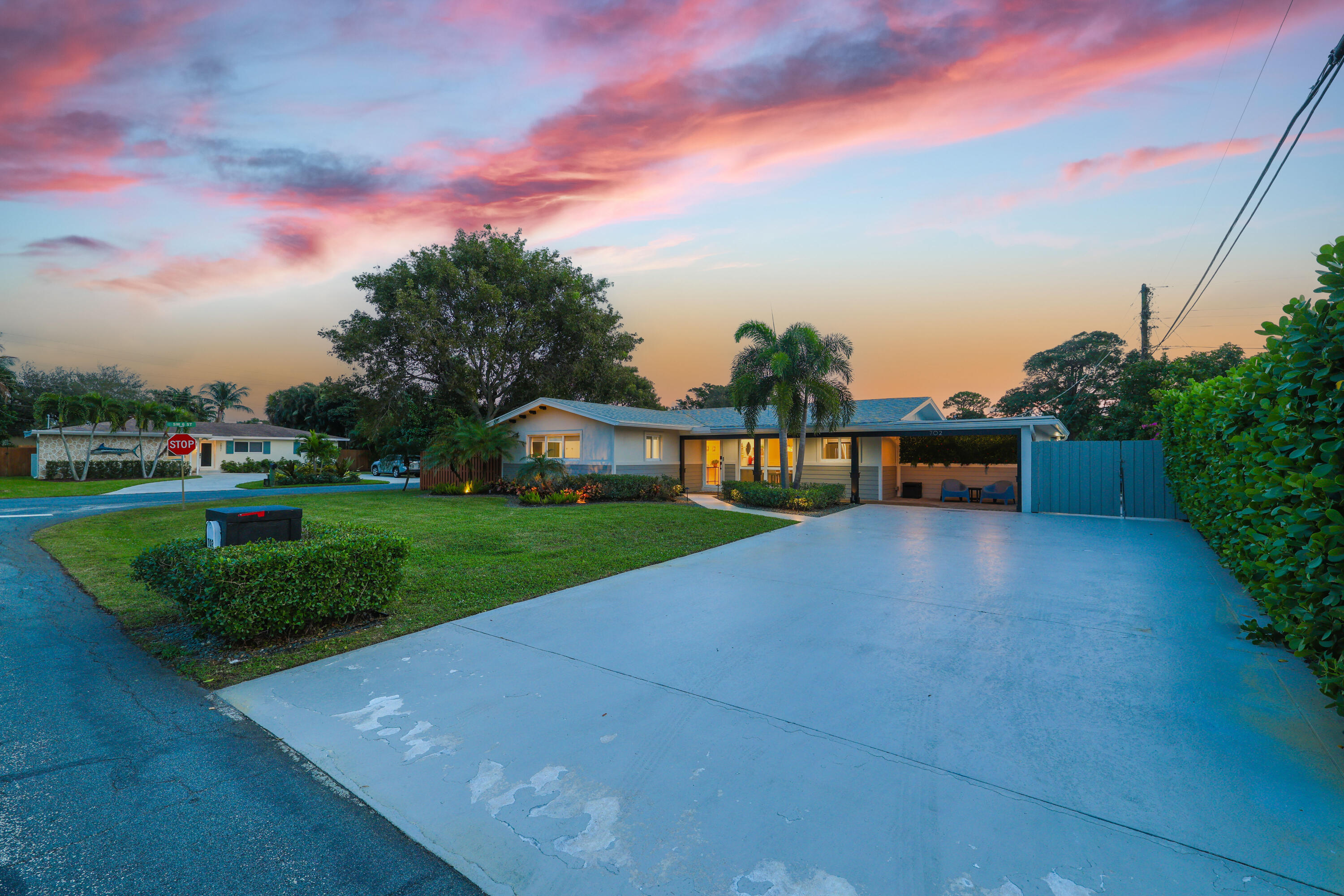 702 SW 27th Terrace