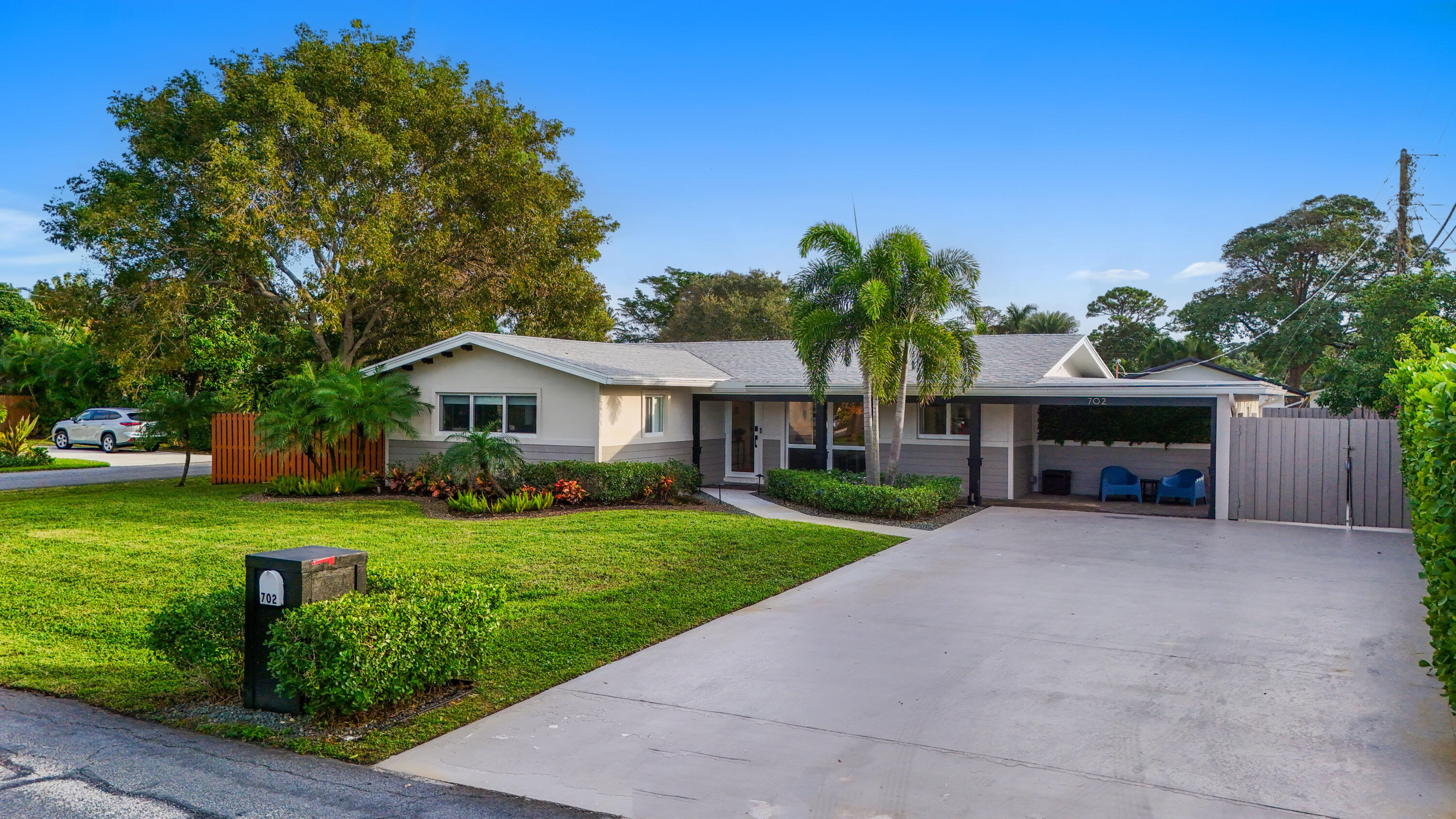 702 SW 27th Terrace