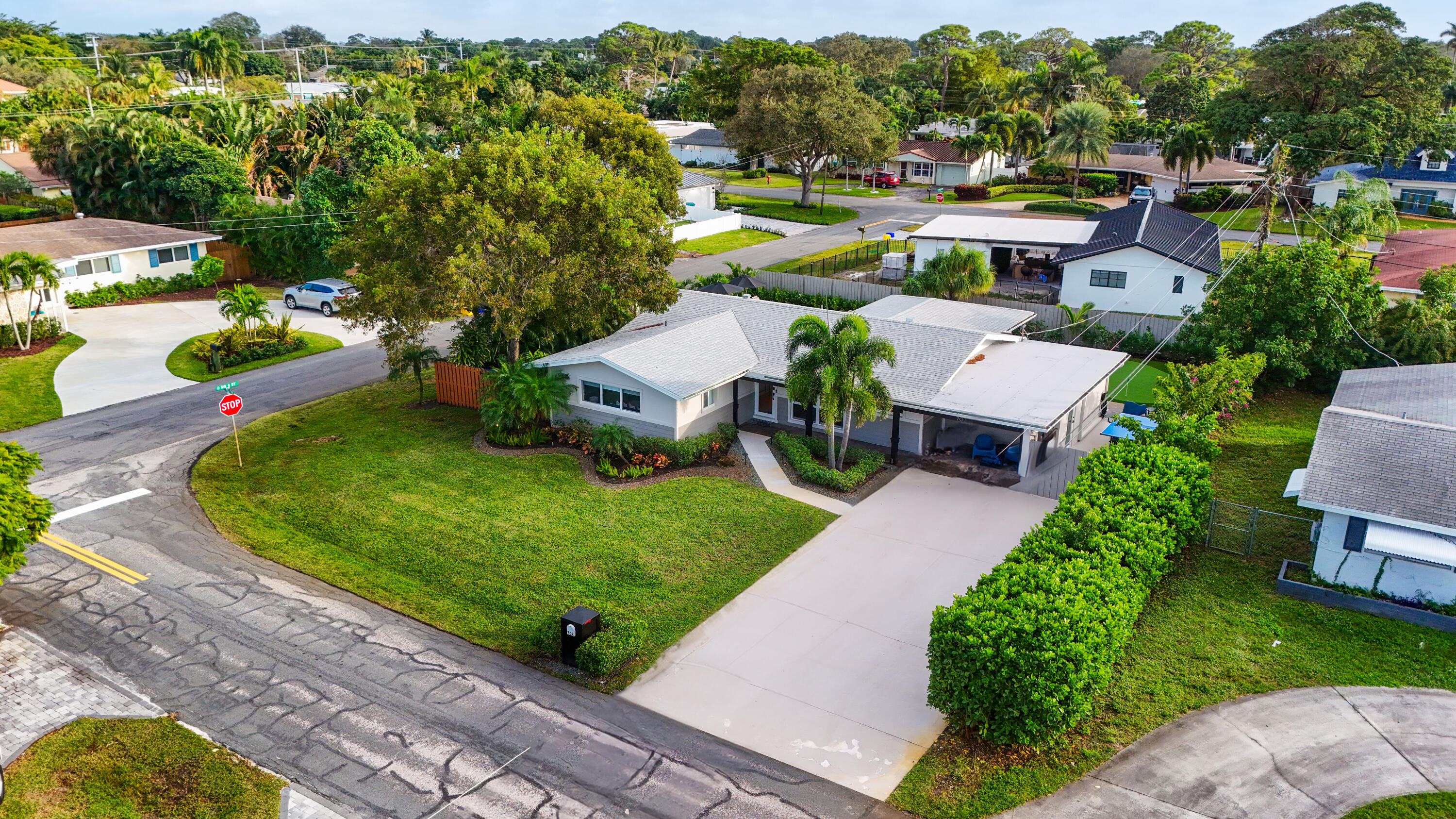 702 SW 27th Terrace