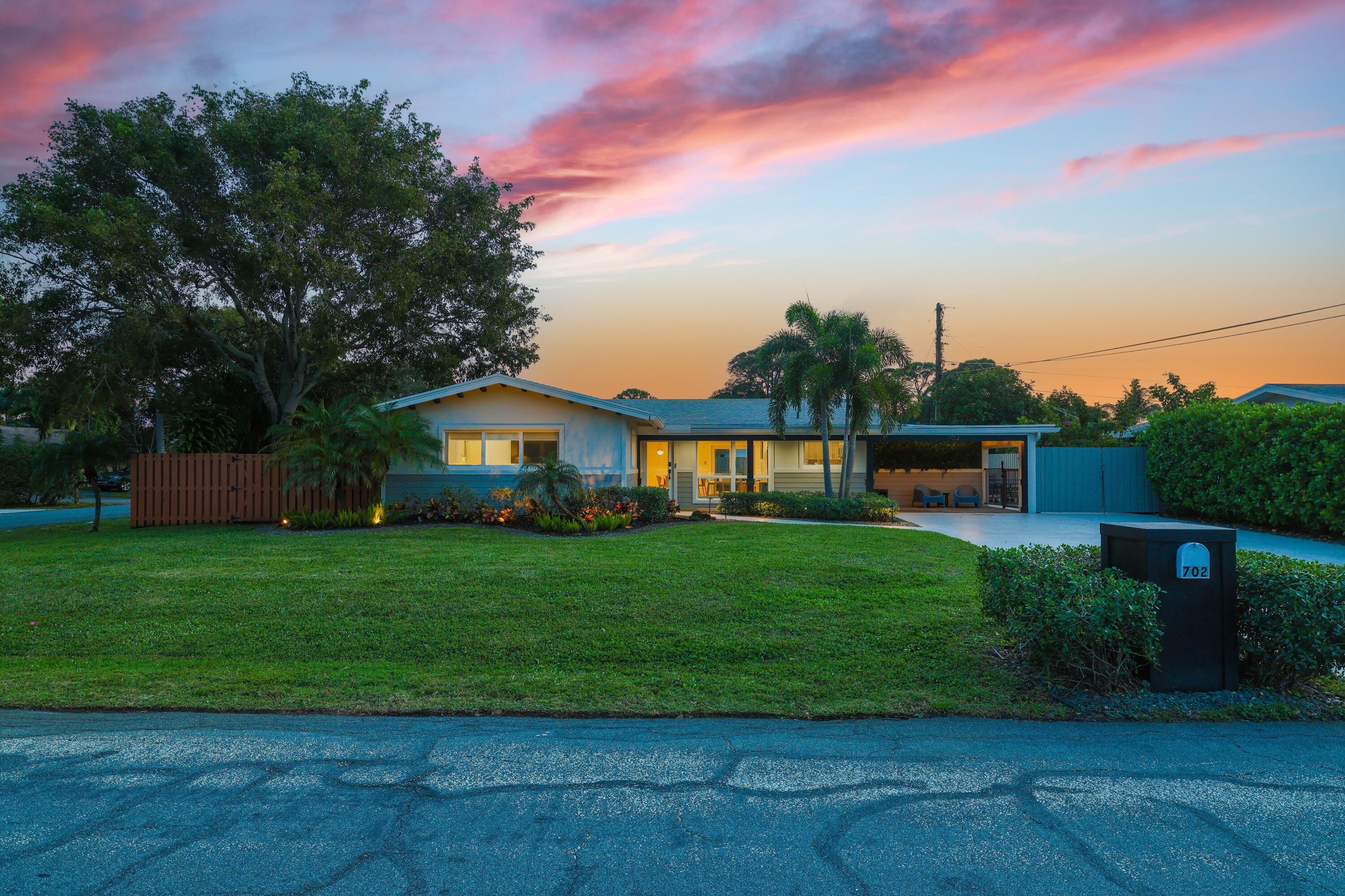 702 SW 27th Terrace