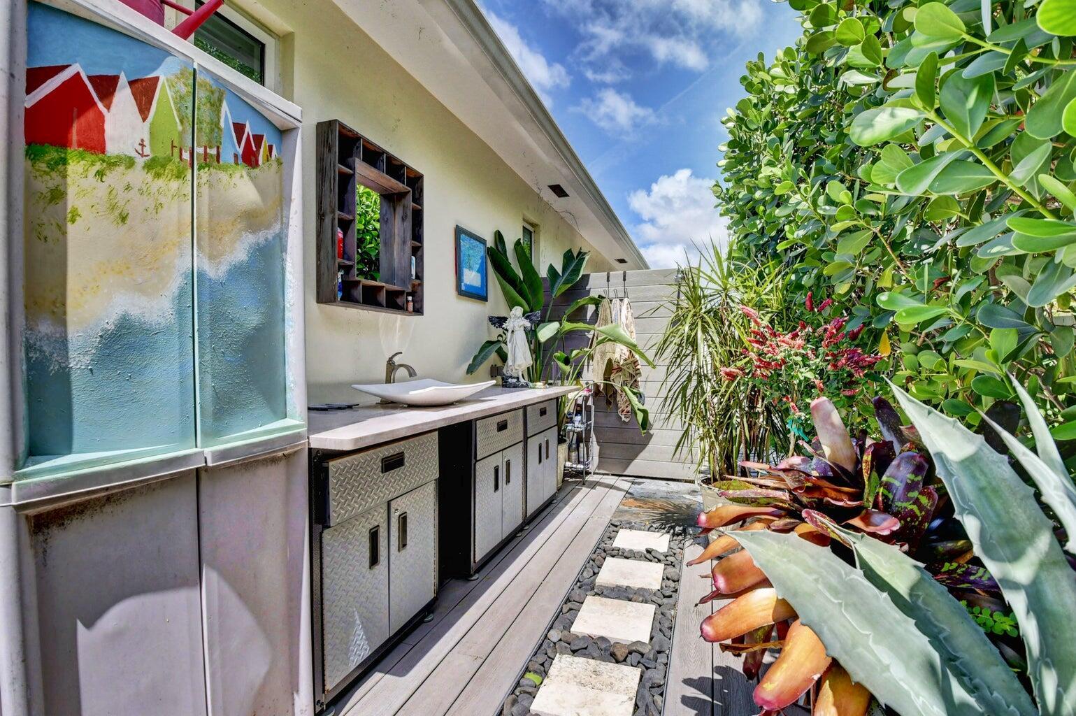 222 S Seacrest Circle