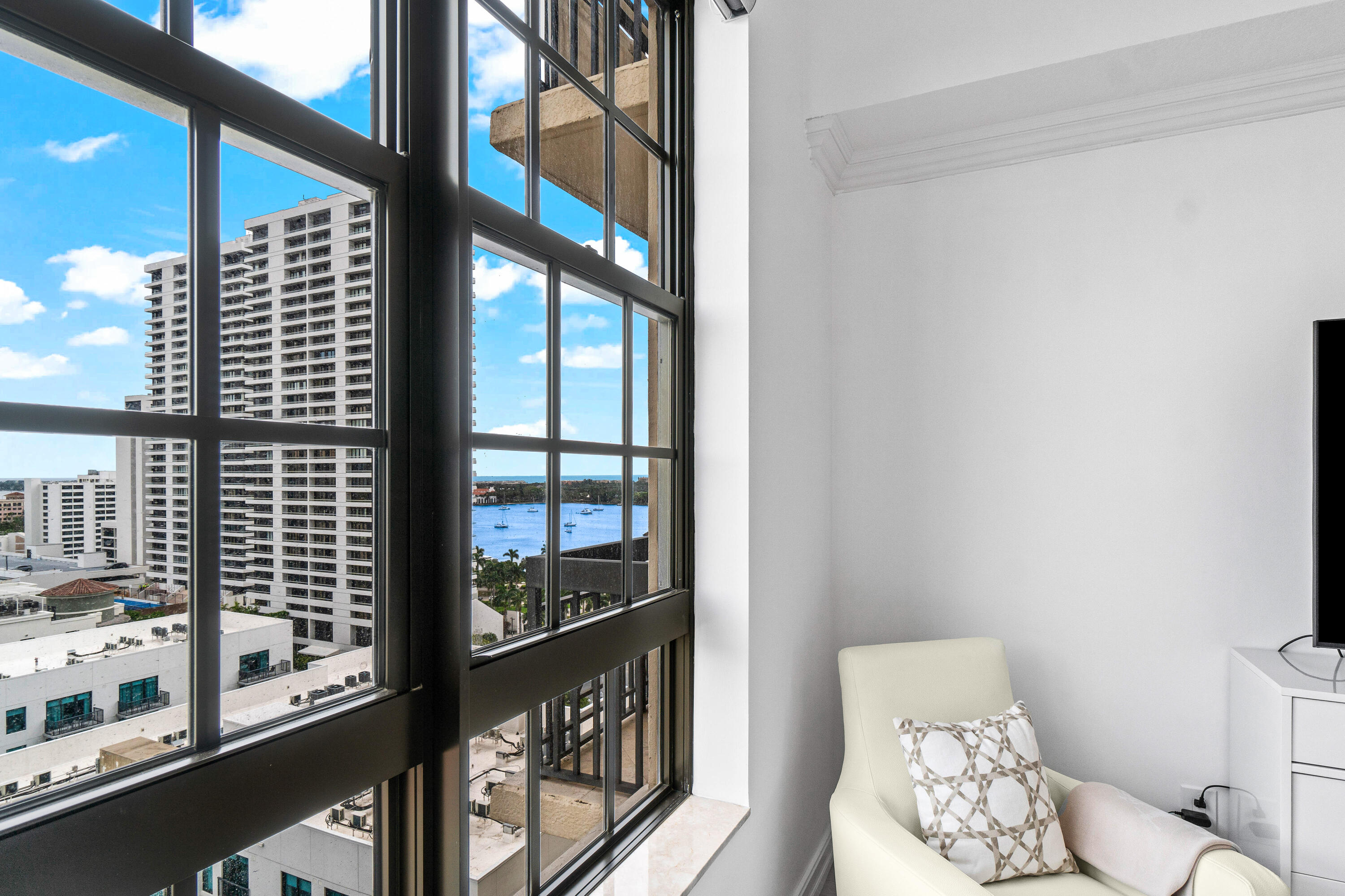 701 S Olive Avenue 1022