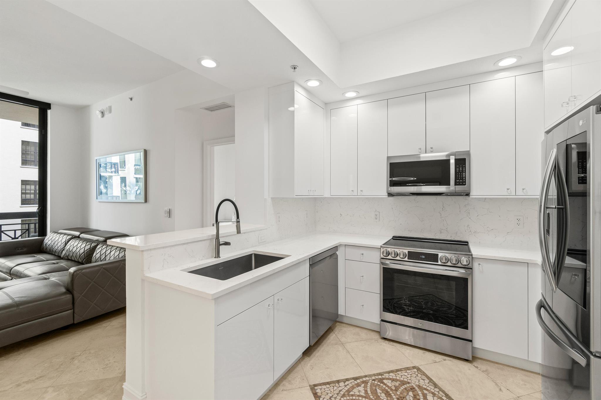 701 S Olive Avenue 1014