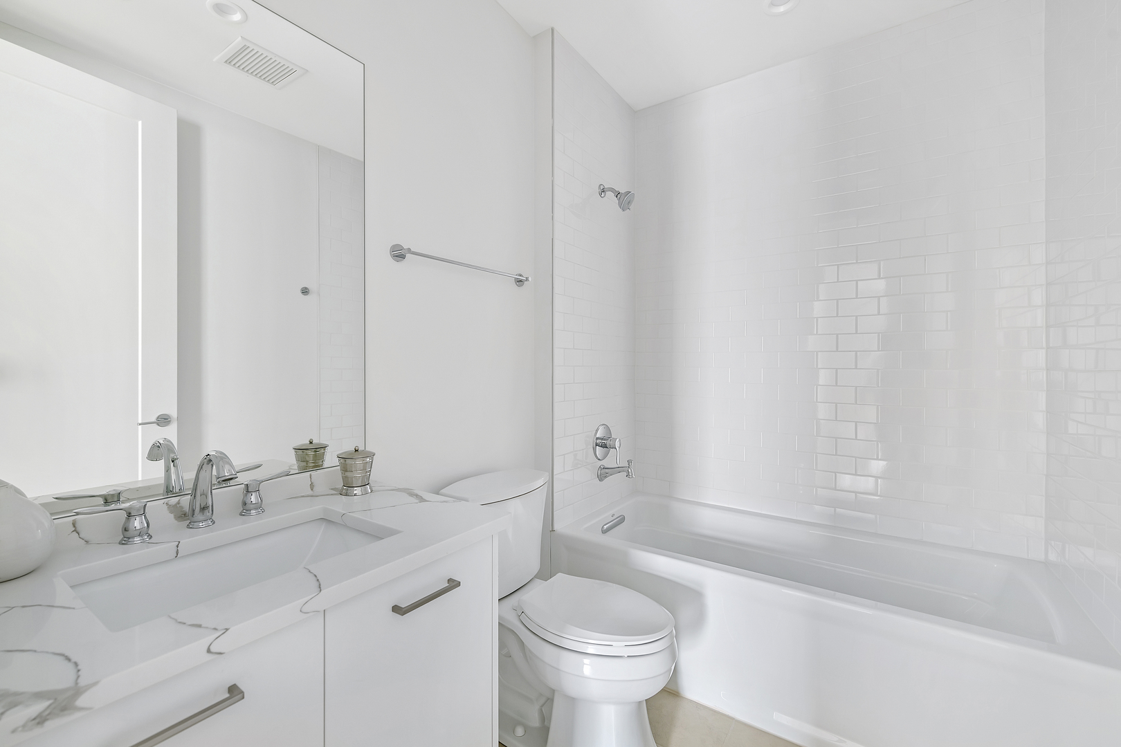 434 W Melrose Street Unit: 303