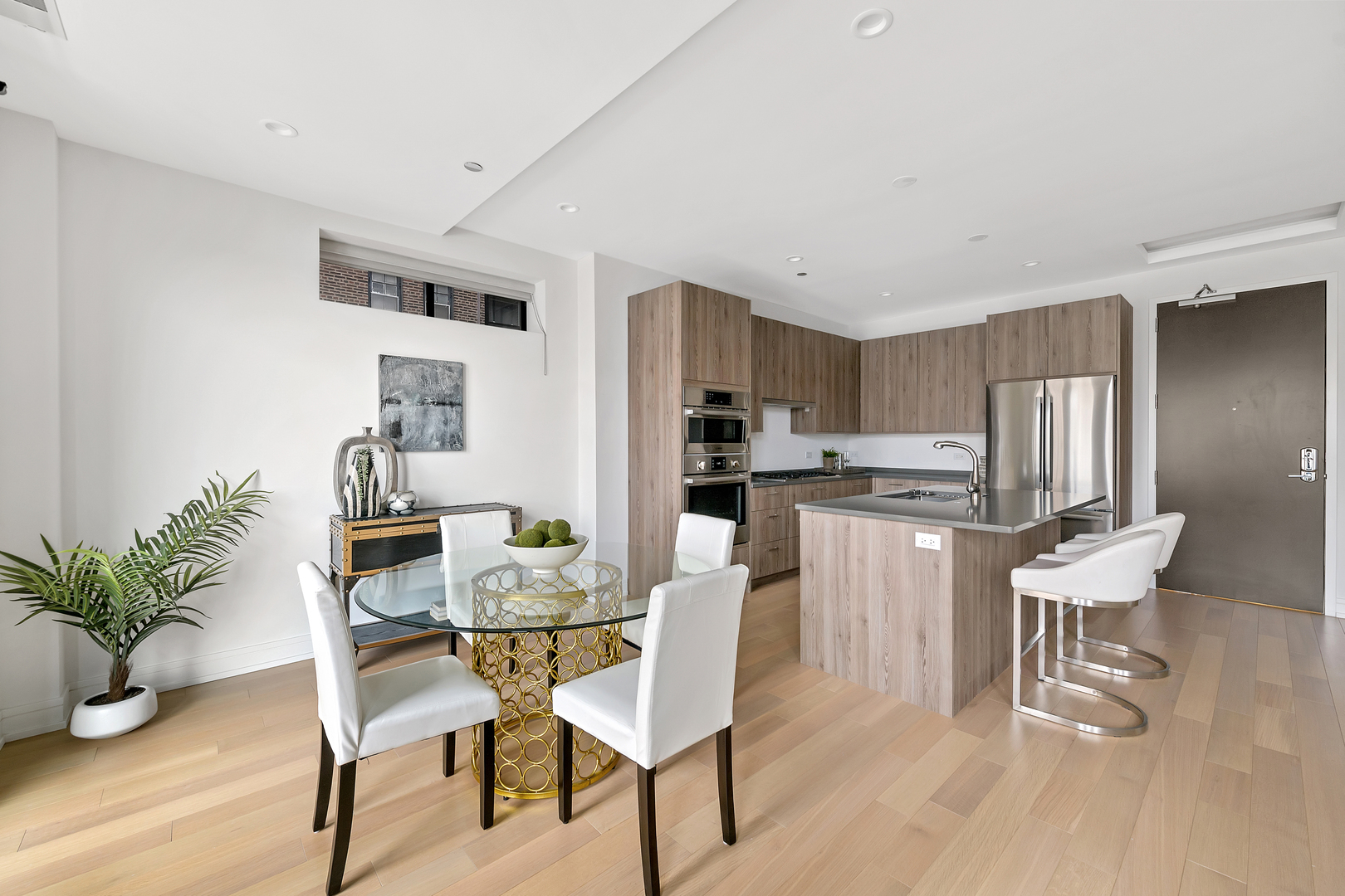 434 W Melrose Street Unit: 303