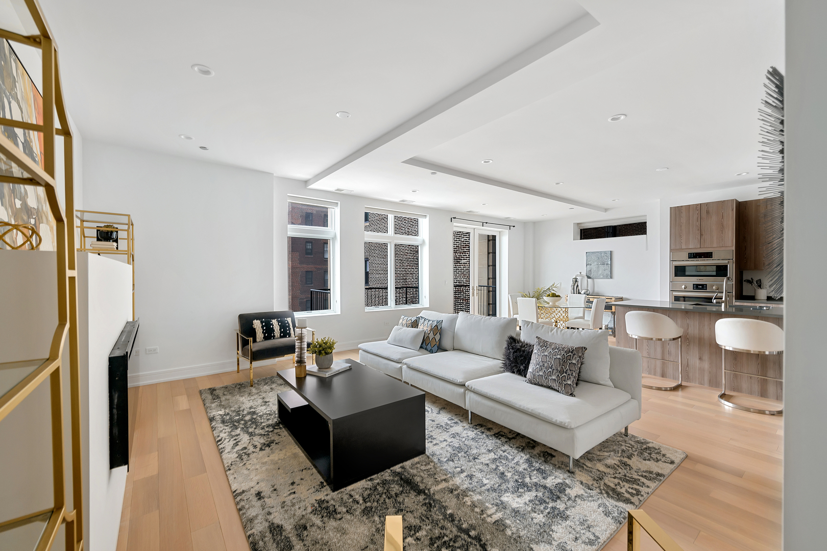 434 W Melrose Street Unit: 303