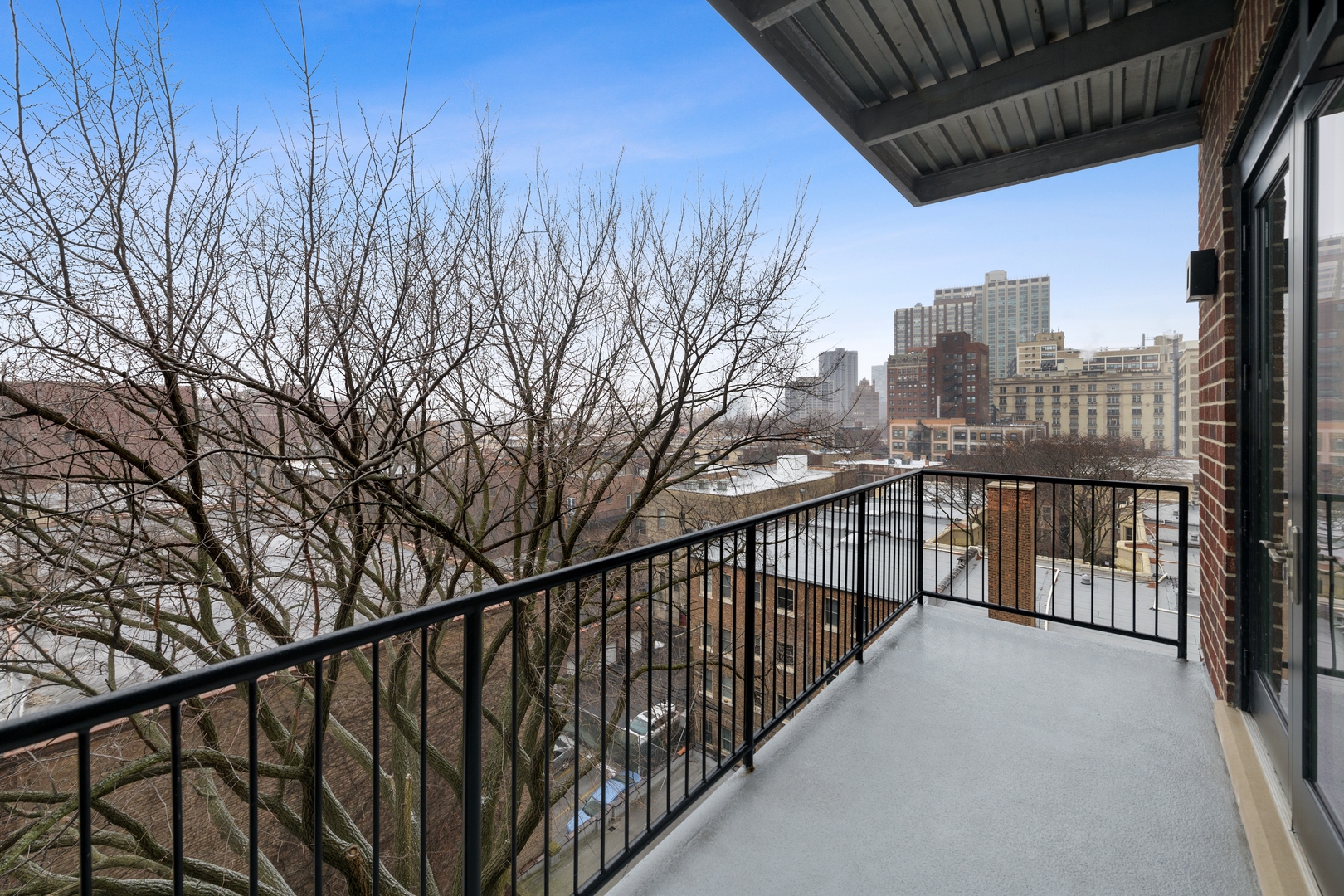 434 W Melrose Street Unit: 303