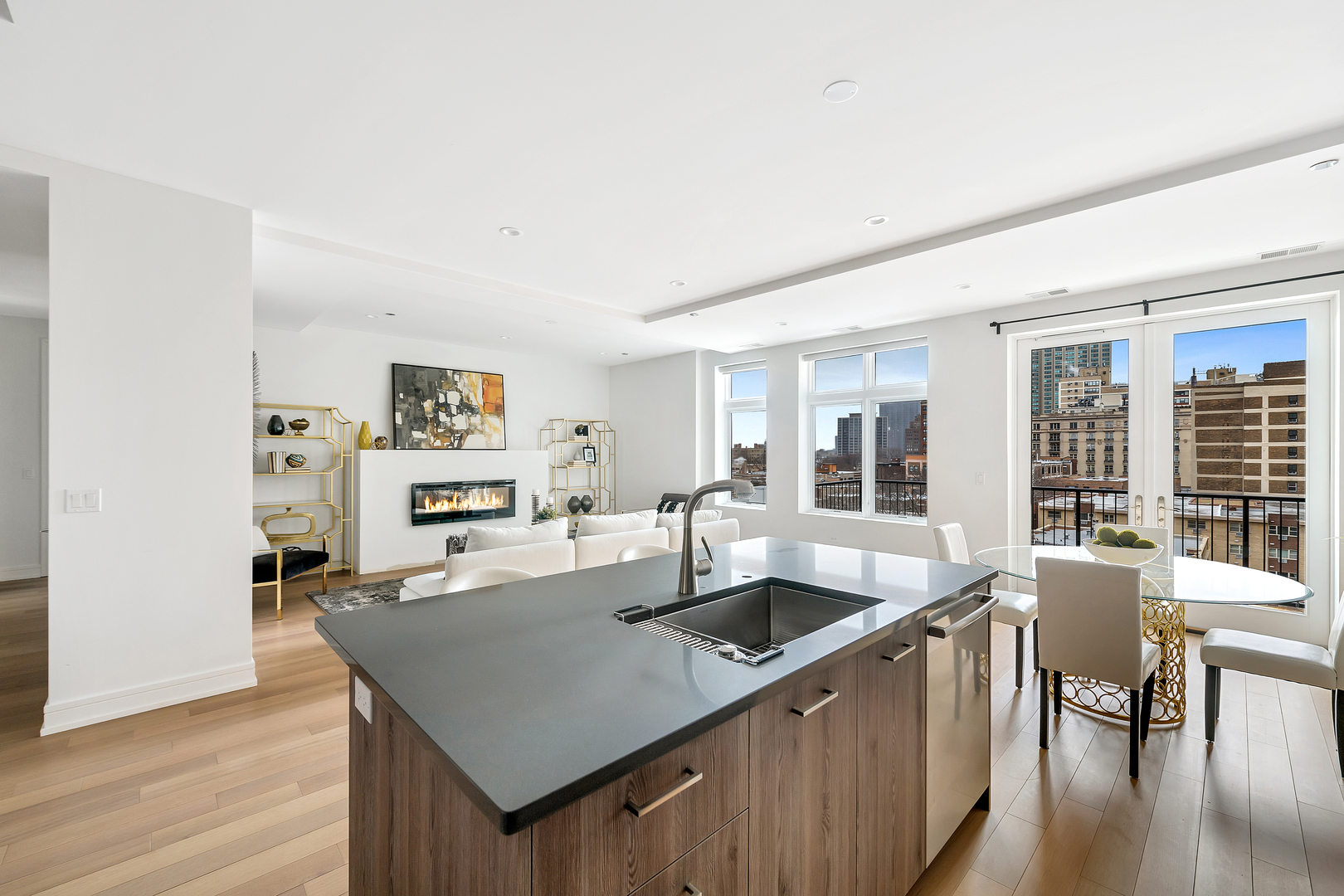 434 W Melrose Street Unit: 303