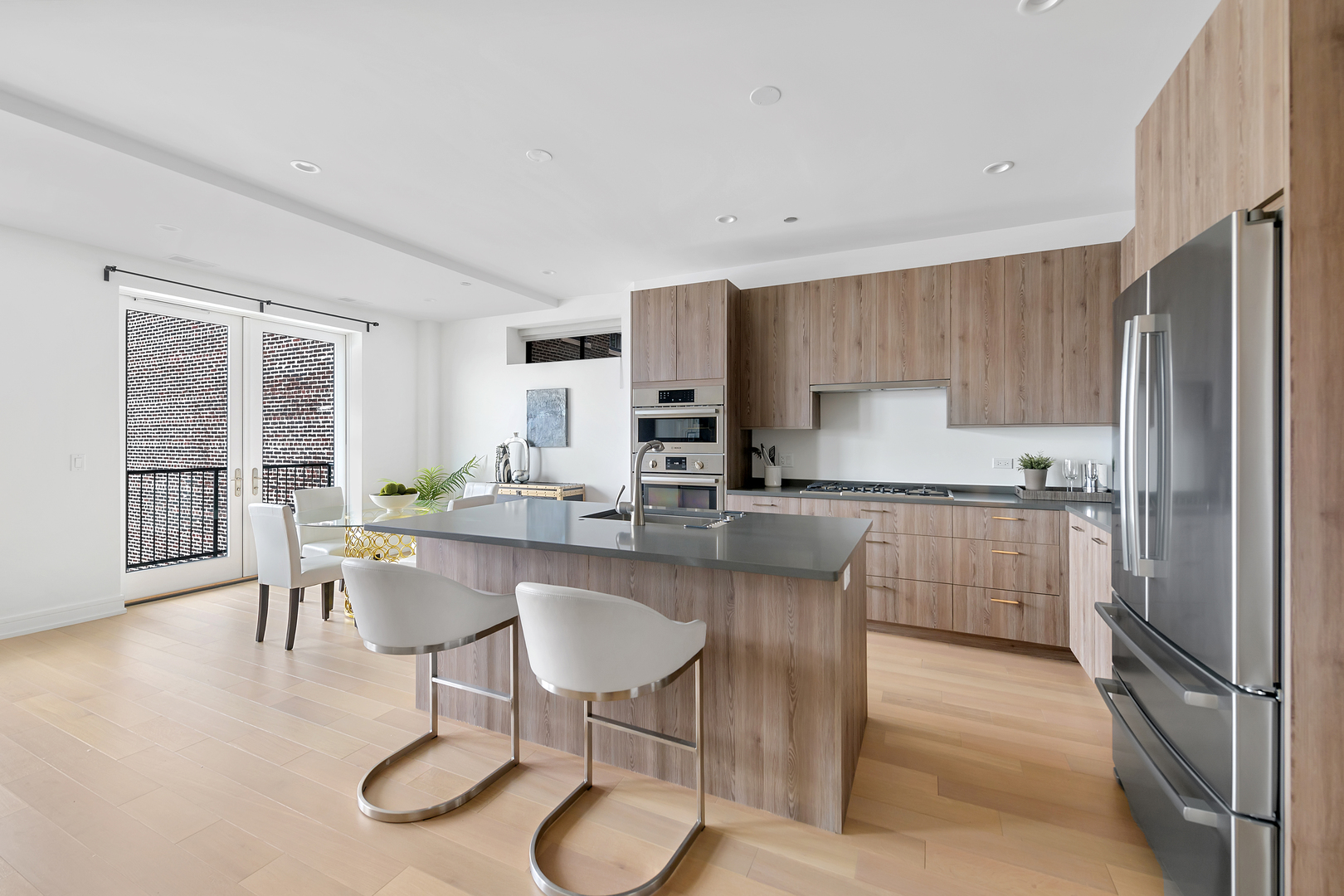 434 W Melrose Street Unit: 303