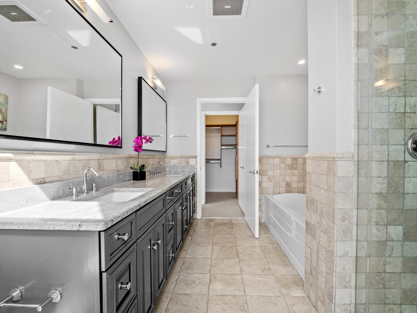 720 N Larrabee Street Unit: 604