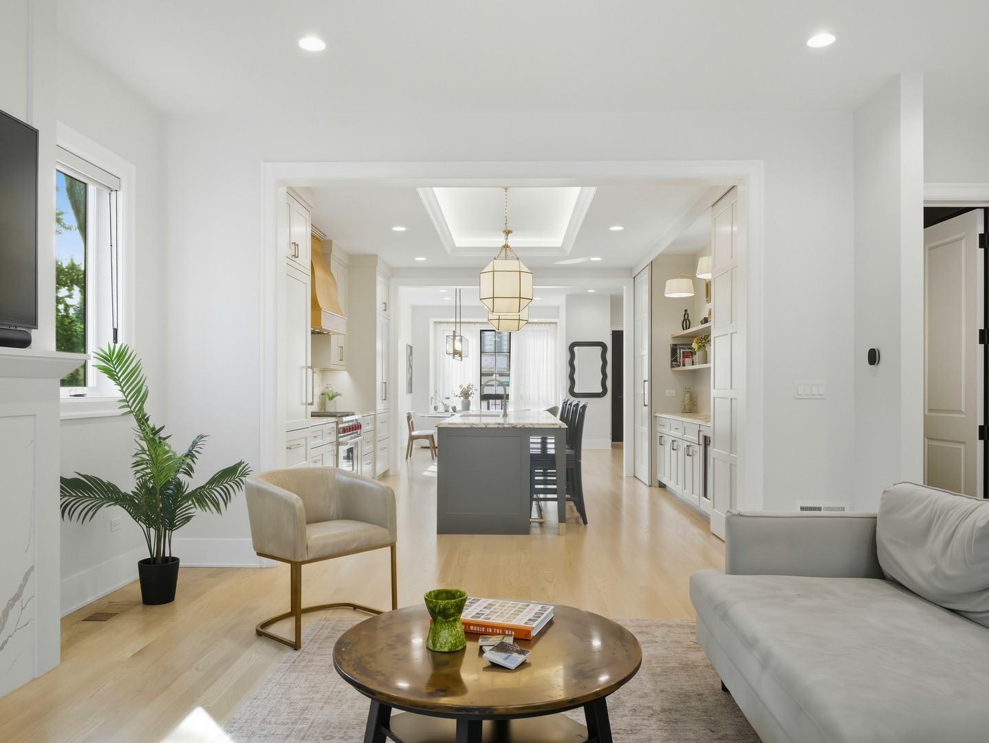 2501 N Sawyer Avenue