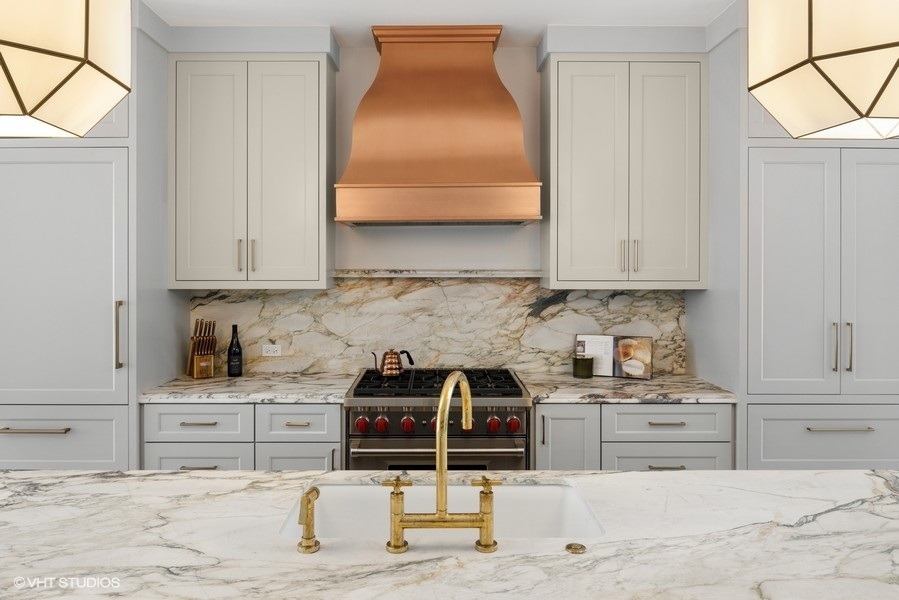 2501 N Sawyer Avenue