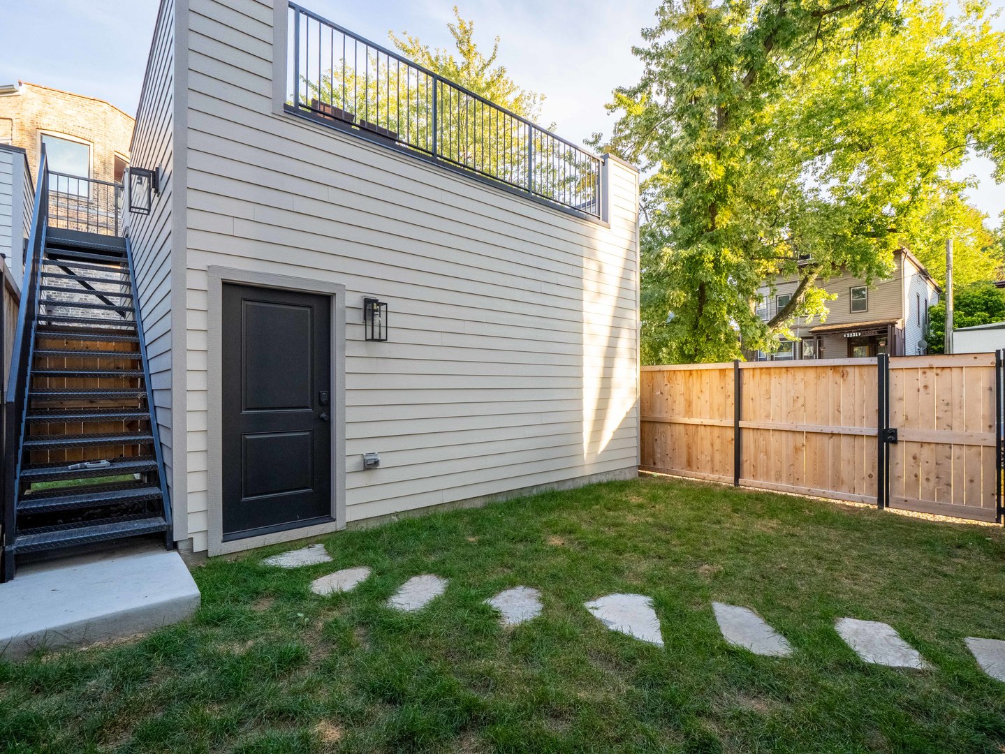 2501 N Sawyer Avenue