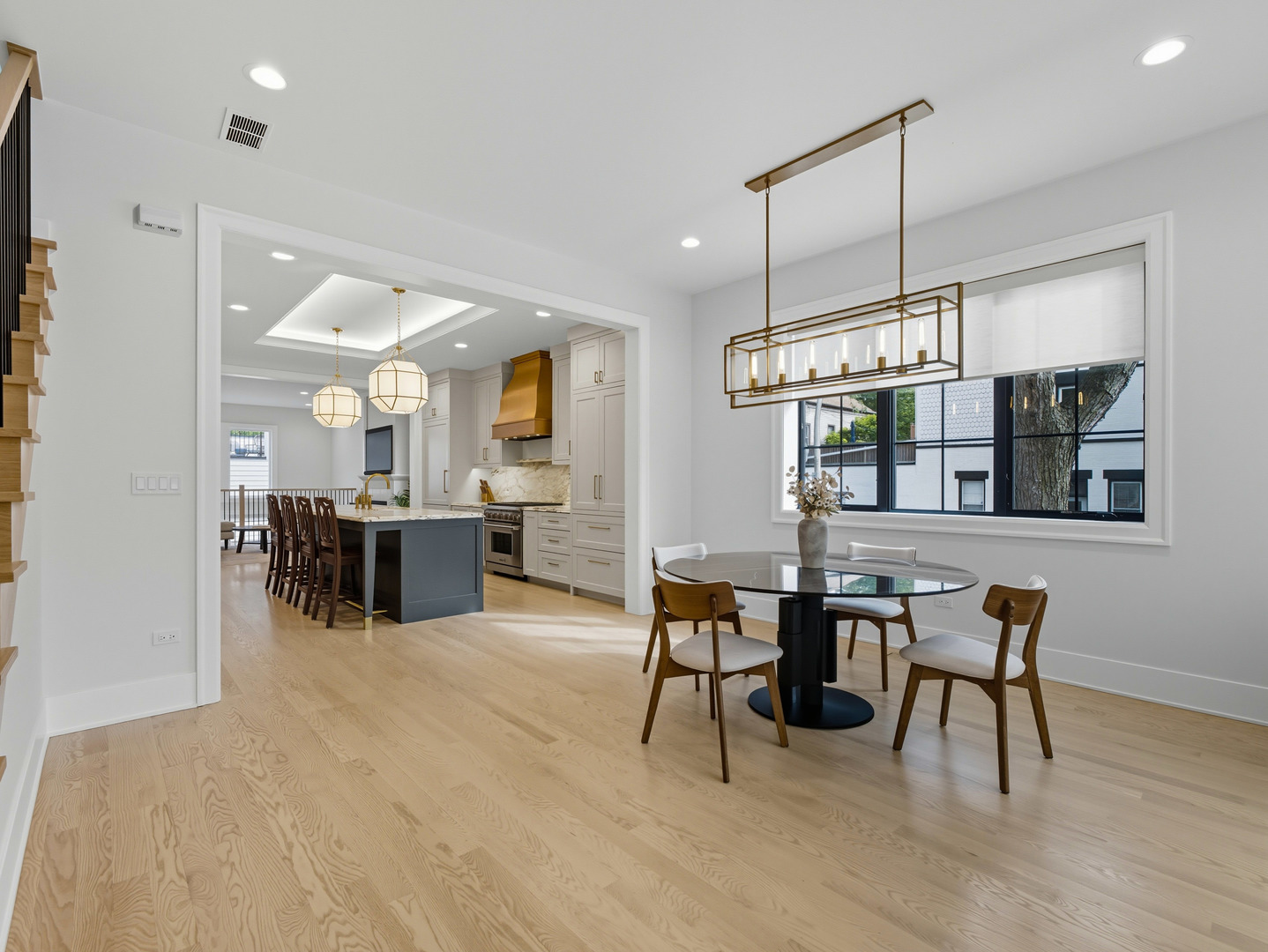 2501 N Sawyer Avenue