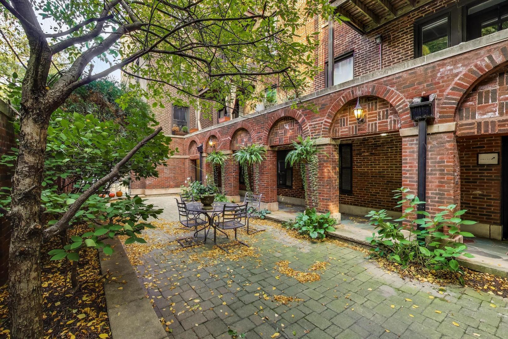643 W Roscoe Avenue Unit: D1