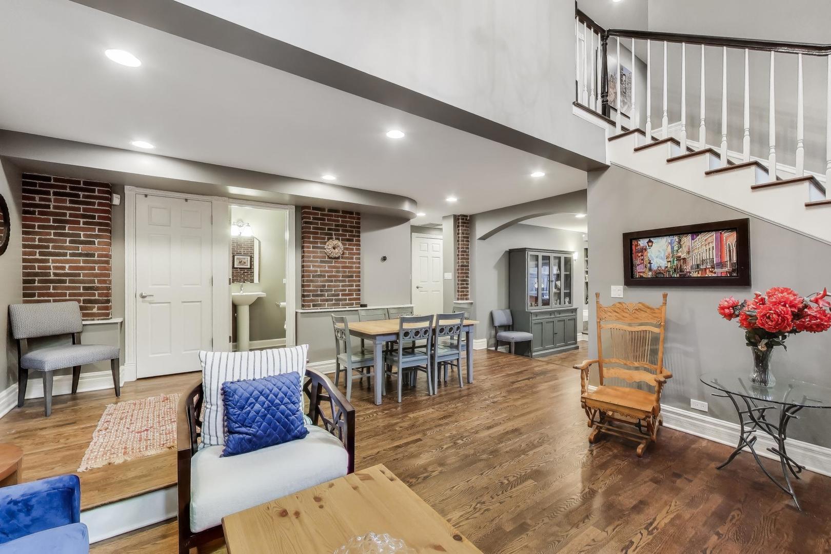 643 W Roscoe Avenue Unit: D1