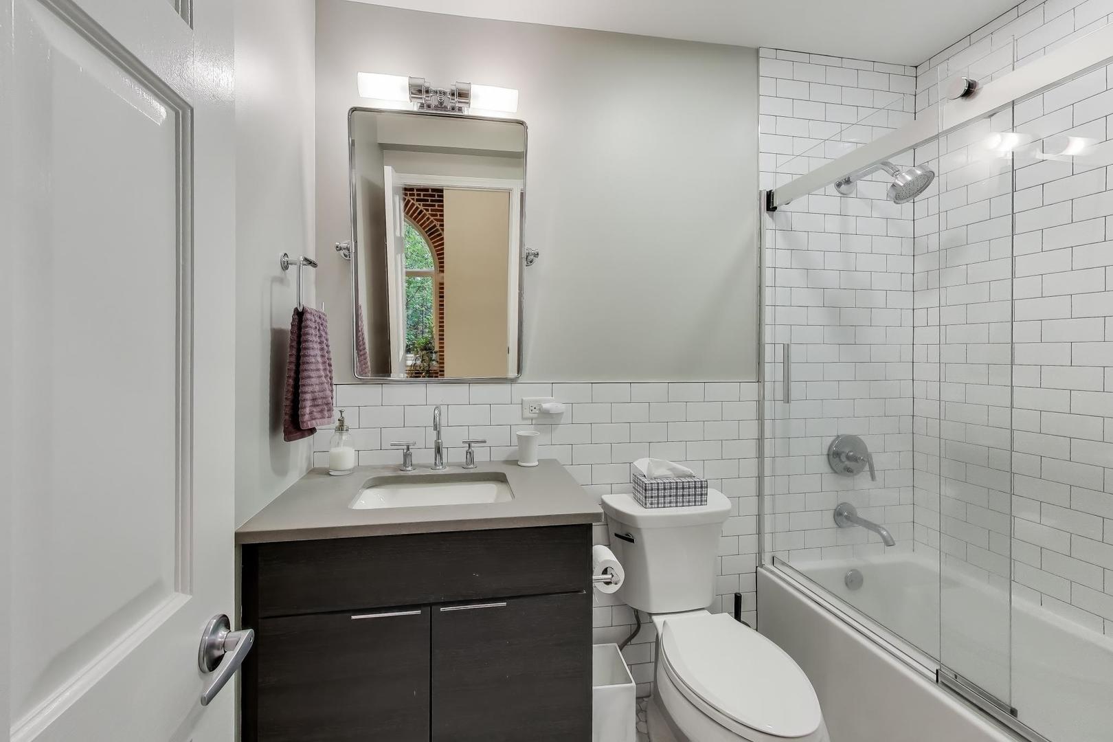 643 W Roscoe Avenue Unit: D1