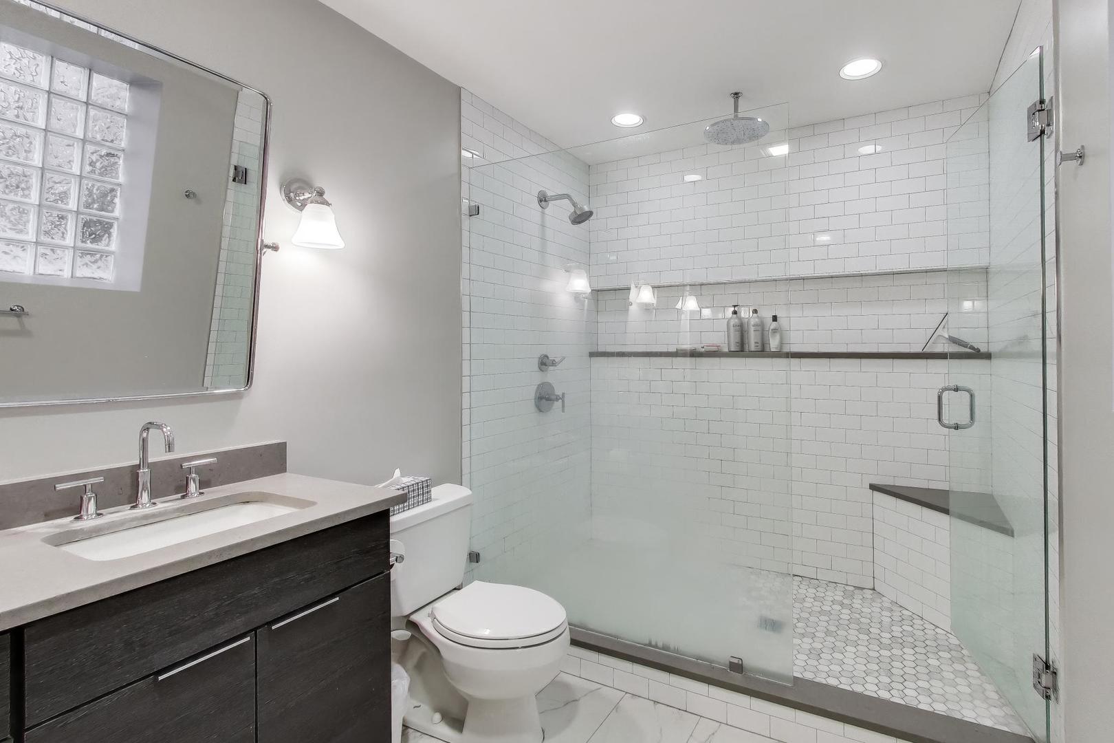 643 W Roscoe Avenue Unit: D1