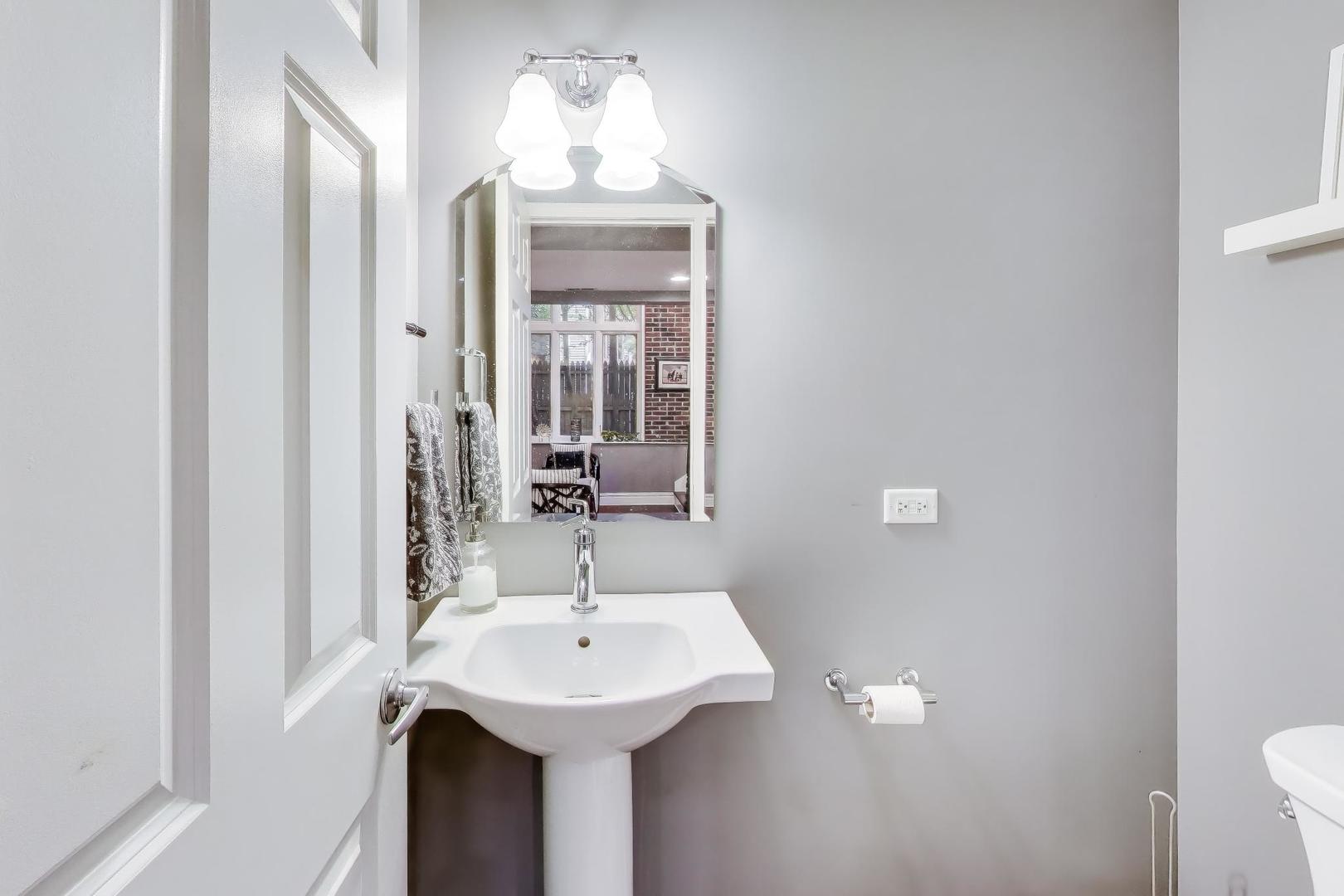 643 W Roscoe Avenue Unit: D1