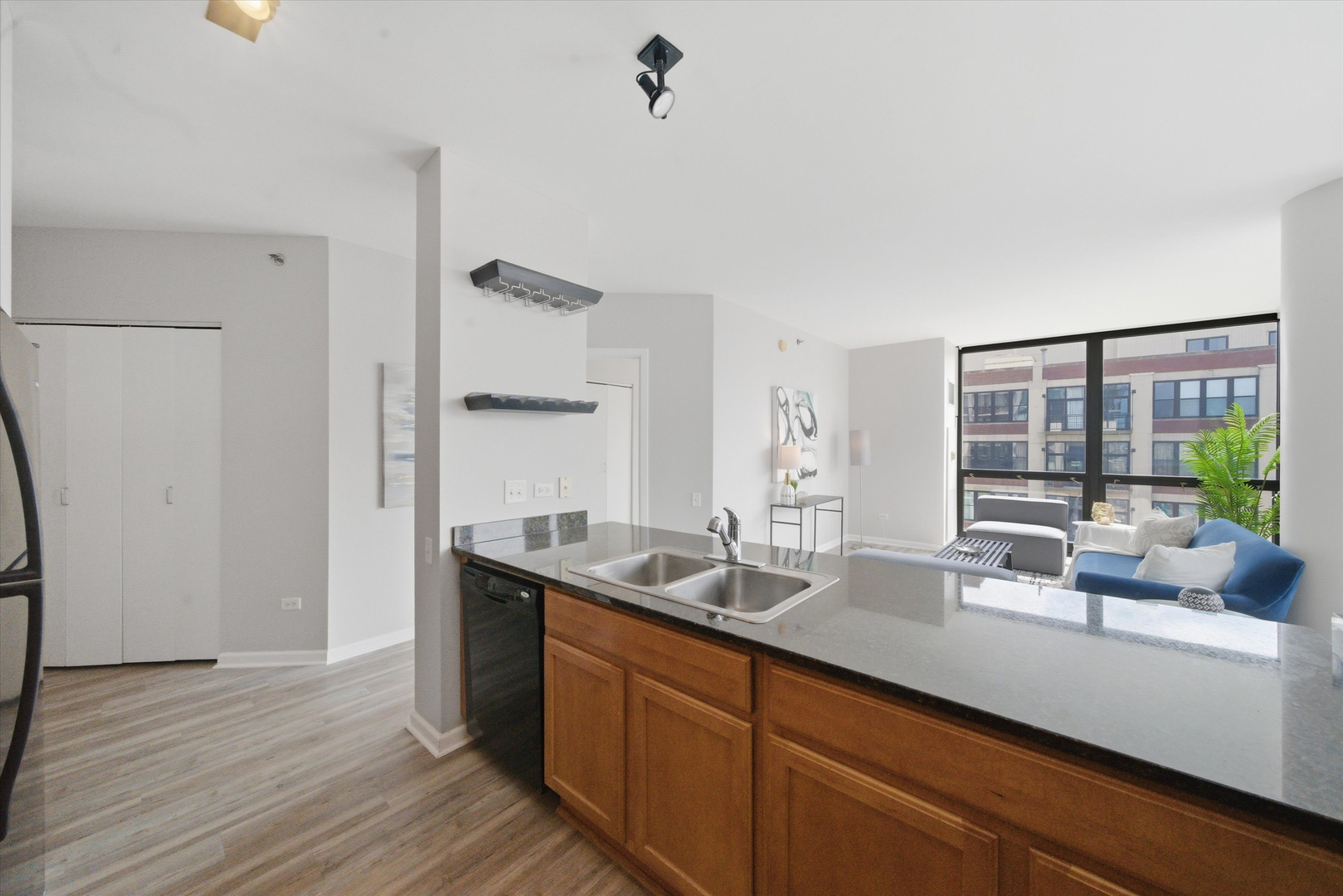 210 S Desplaines Street Unit: 1210