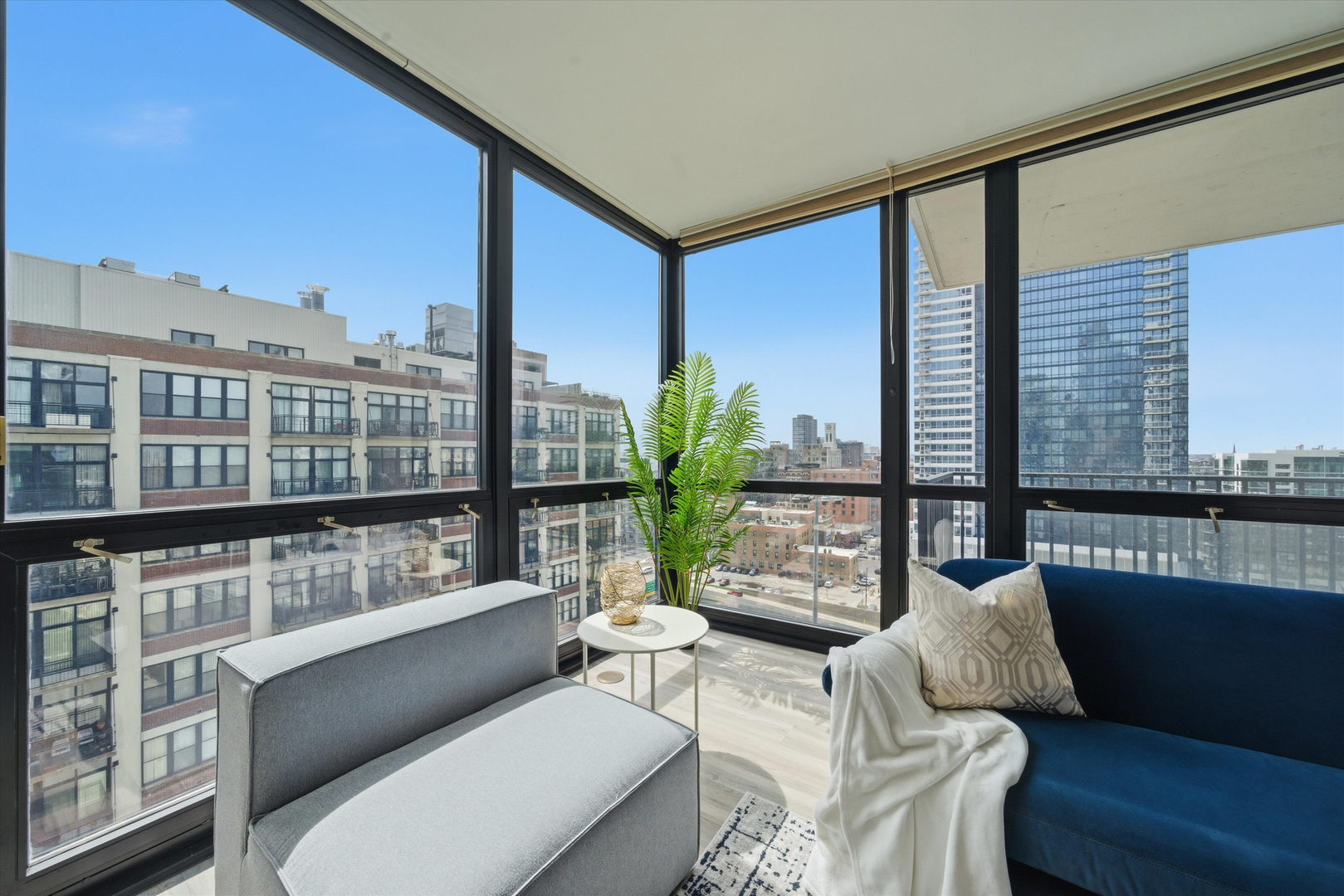 210 S Desplaines Street Unit: 1210