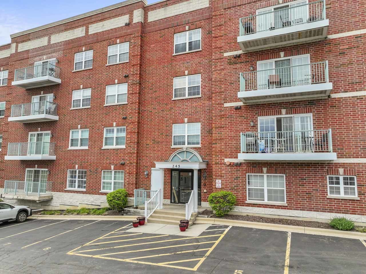 245 W Johnson Street Unit: 302